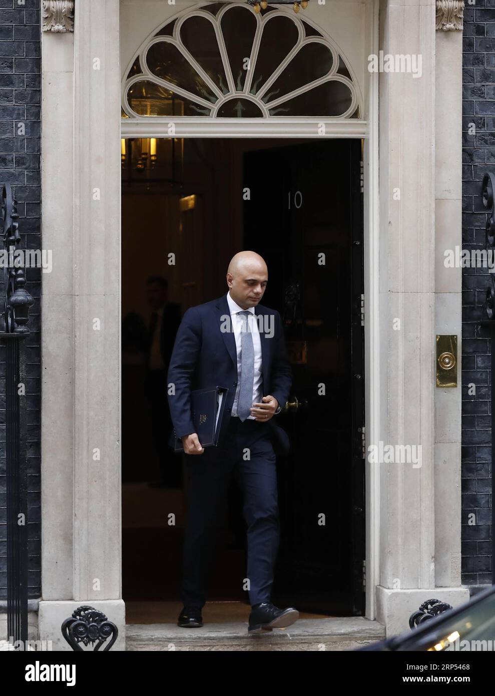 (181126) -- LONDON, 26. November 2018 -- der britische Innenminister Sajid Javid verlässt die 10 Downing Street nach einer Kabinettssitzung in London, Großbritannien, am 26. November 2018. Die Abstimmung des britischen parlaments über den Brexit-Deal wird voraussichtlich am 11. Dezember stattfinden, bestätigt die britische Premierministerin Theresa May am Montag. ) KABINETTSSITZUNG GROSSBRITANNIEN-LONDON HanxYan PUBLICATIONxNOTxINxCHN Stockfoto