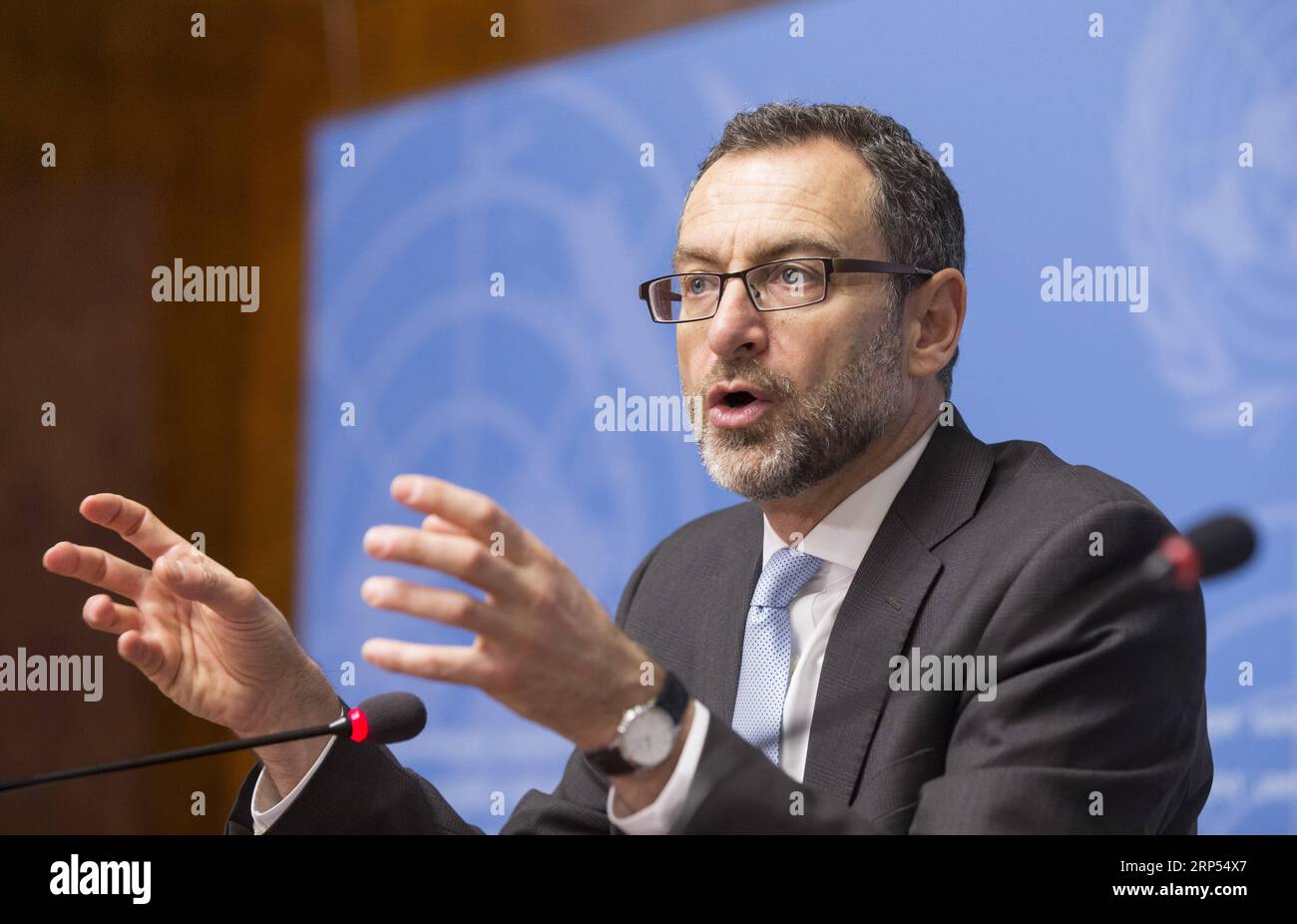 (181127) -- GENF, 27. November 2018 -- Toby Lanzer, Stellvertretender Sonderbeauftragter für die Hilfsmission der Vereinten Nationen in Afghanistan (UNAMA), nimmt an einer Pressekonferenz während der Genfer Konferenz über Afghanistan im Palais des Nations in Genf, Schweiz, am 27. November 2018 Teil. Die zweitägige Genfer Konferenz über Afghanistan zur Erneuerung eines Entwicklungs- und Reformprozesses begann hier am Dienstag, wobei ein Beamter der Hilfsmission der Vereinten Nationen in Afghanistan feststellte, dass die Fortschritte im Land besser waren als erwartet. ) SCHWEIZ-GENF-UN-KONFERENZ-AFGHANISTAN XUXJINQUAN PUBLICATI Stockfoto