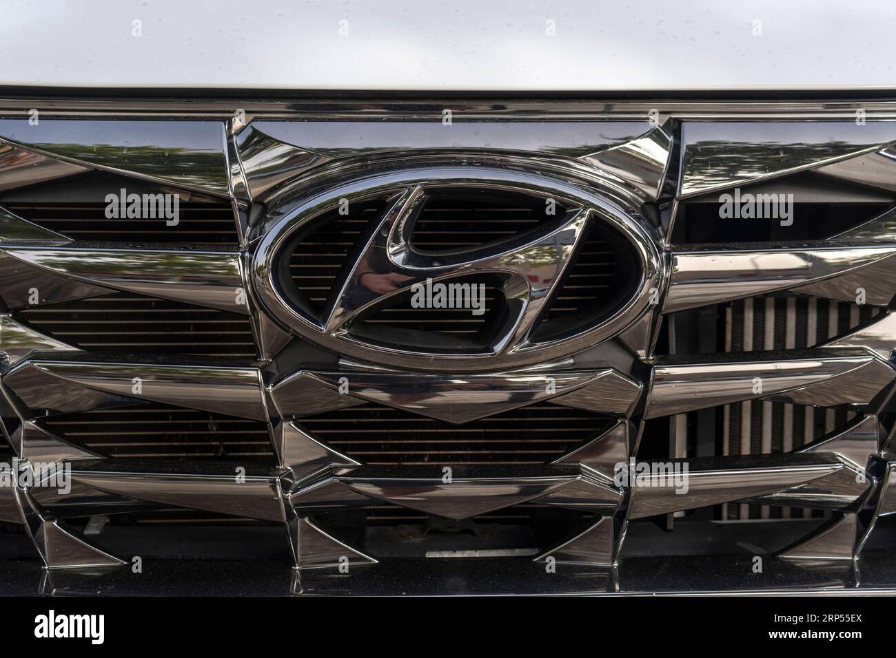 Palma de Mallorca, Spanien; 10. august 2023: Nahaufnahme des Hyundai-Logos auf einem Auto, das auf der Straße geparkt ist. Palma de Mallorca, Spanien Stockfoto