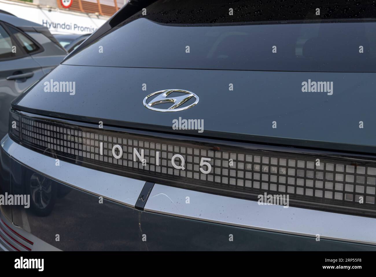 Palma de Mallorca, Spanien; 10. august 2023: Nahaufnahme des Hyundai Ioniq 5-Logos auf einem Auto, das auf der Straße geparkt ist. Palma de Mallorca, Spanien Stockfoto