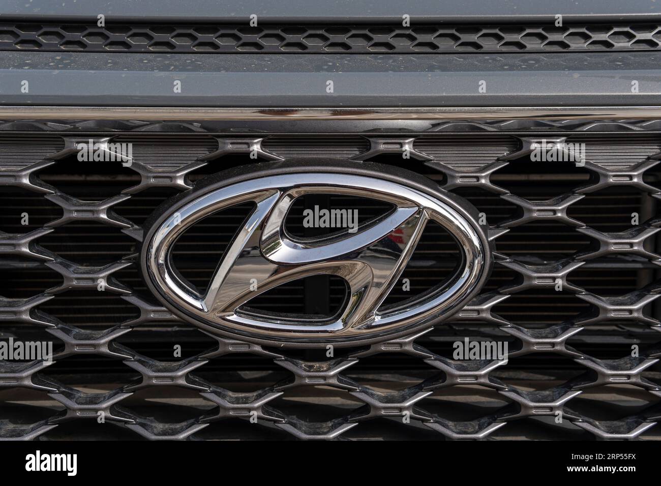 Palma de Mallorca, Spanien; 10. august 2023: Nahaufnahme des Hyundai-Logos auf einem Auto, das auf der Straße geparkt ist. Palma de Mallorca, Spanien Stockfoto