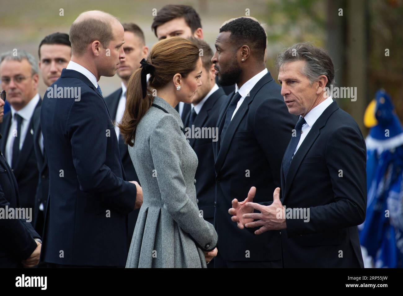 (181129) -- LEICESTER, 29. November 2018 (Xinhua) -- der britische Prinz William, Herzog von Cambridge, und die Herzogin von Cambridge Catherine besuchen den Leicester City Football Club in Leicester, Großbritannien, am 28. November 2018. Am Mittwoch zollten sie denjenigen Tribut, die beim Hubschrauberabsturz am 27. Oktober im King Power Stadium des Leicester City Football Club ums Leben kamen. (XINHUA/RAY TANG) (SP) UK-LEICESTER-FOOTBALL-DUKE UND HERZOGIN VON CAMBRIDGE-VISIT-LEICESTER CITY FOOTBALL CLUB PUBLICATIONXNOTXINXCHN Stockfoto