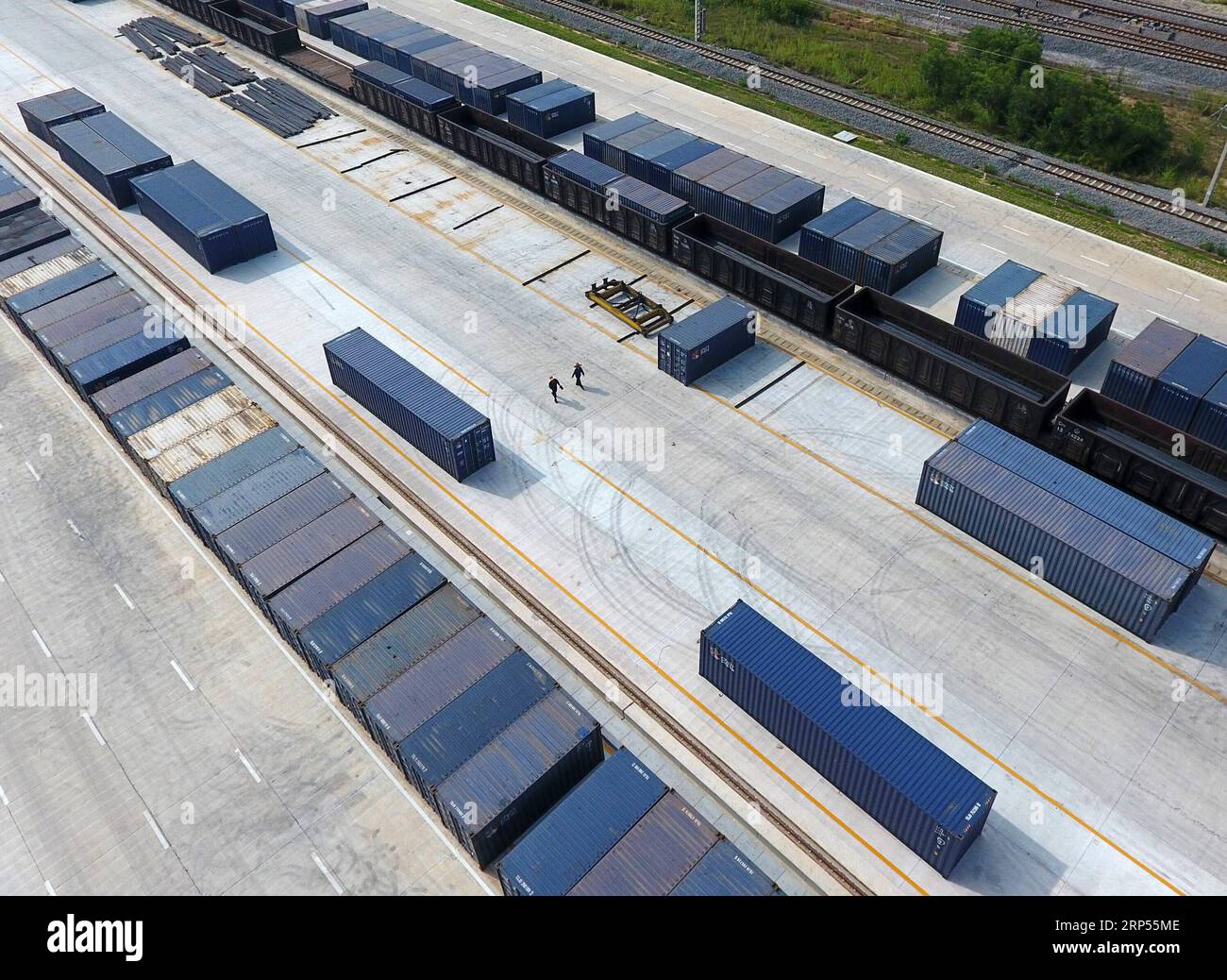 (181129) -- PEKING, 29. November 2018 -- Luftaufnahme vom 23. Mai 2018 zeigt Container im Nanning Railway Logistics Center in Nanning, der Hauptstadt der südchinesischen autonomen Region Guangxi Zhuang. Der Gesamtwert der von der Logistikbranche beförderten Waren stieg in den ersten 10 Monaten auf 231,5 Billionen Yuan (etwa 33,3 Billionen US-Dollar), sagte die China Federation of Logistics and Purchasing in einer Erklärung am Mittwoch. Der Gesamtbetrag stieg im Jahresvergleich um 6,6 Prozent. Im Vergleich zu den ersten drei Quartalen des Jahres sank die Wachstumsrate jedoch um 0,1 Prozentpunkte Stockfoto