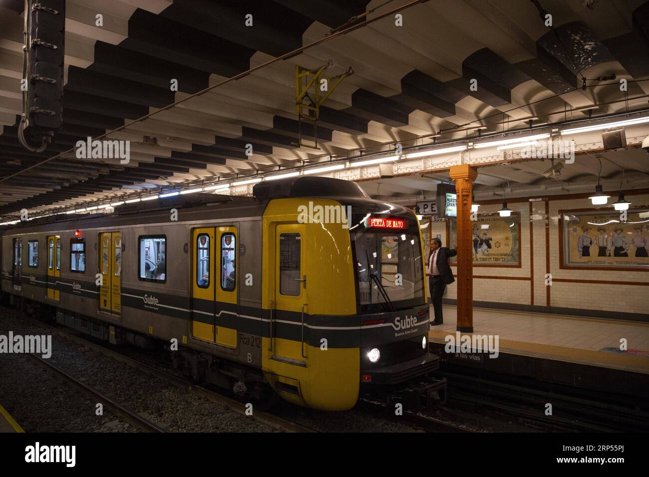 (181129) -- BUENOS AIRES, 29. November 2018 -- Ein aus China importierter U-Bahn-Zug wird am 28. November 2018 auf der Linie A des U-Bahn-Systems in Buenos Aires, Argentinien, gesehen. In China gebaute Züge bieten sowohl argentinische Pendler als auch Dirigenten bequeme Fahrten, nach Ansicht der Einheimischen. ) (yy) ARGENTINIEN-BUENOS AIRES-DAILYLIFE-CHINA-IMPORTIERTE U-BAHN LixMing PUBLICATIONxNOTxINxCHN Stockfoto