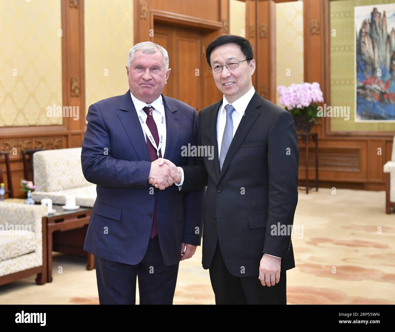 (181129) -- PEKING, 29. November 2018 -- der chinesische Vize-Ministerpräsident Han Zheng (R), ebenfalls Mitglied des Ständigen Ausschusses des Politischen Büros des Zentralkomitees der Kommunistischen Partei Chinas, trifft sich mit Igor Sechin, Exekutivsekretär der russischen Präsidialkommission für die strategische Entwicklung des Kraftstoff- und Energiesektors und der Umweltsicherheit in Peking, Hauptstadt Chinas, 29. November 2018. Sechin, auch Chef des russischen Ölkonzerns Rosneft, war in Peking, um am Energiewirtschaftsforum China-Russland teilzunehmen. ) (HXY) CHINA-BEIJING-HAN ZHENGIGOR SECHIN-MEETING (CN) YINXBOGU PUBLICATI Stockfoto