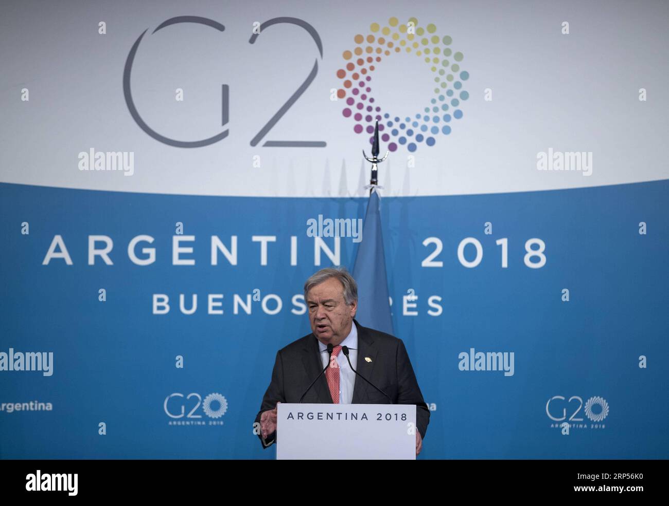 (181130) -- BUENOS AIRES, 30. November 2018 -- Generalsekretär der Vereinten Nationen Antonio Guterres spricht auf einer Pressekonferenz in Buenos Aires, Argentinien, am 30. November 2018. Alle Nationen sollten Verantwortung übernehmen, handeln und die Koordinierung im multilateralen Prozess zur Bekämpfung des Klimawandels verstärken. der chinesische Staatsrat und Außenminister Wang Yi sagte hier am Freitag bei einem Dreiparteientreffen mit dem französischen Außenminister Jean-Yves Le Drian und dem Generalsekretär der Vereinten Nationen Antonio Guterres am Rande des Gipfels der 20. ARGENTINIEN-BUENOS AIRES-KLIMAWANDEL Stockfoto