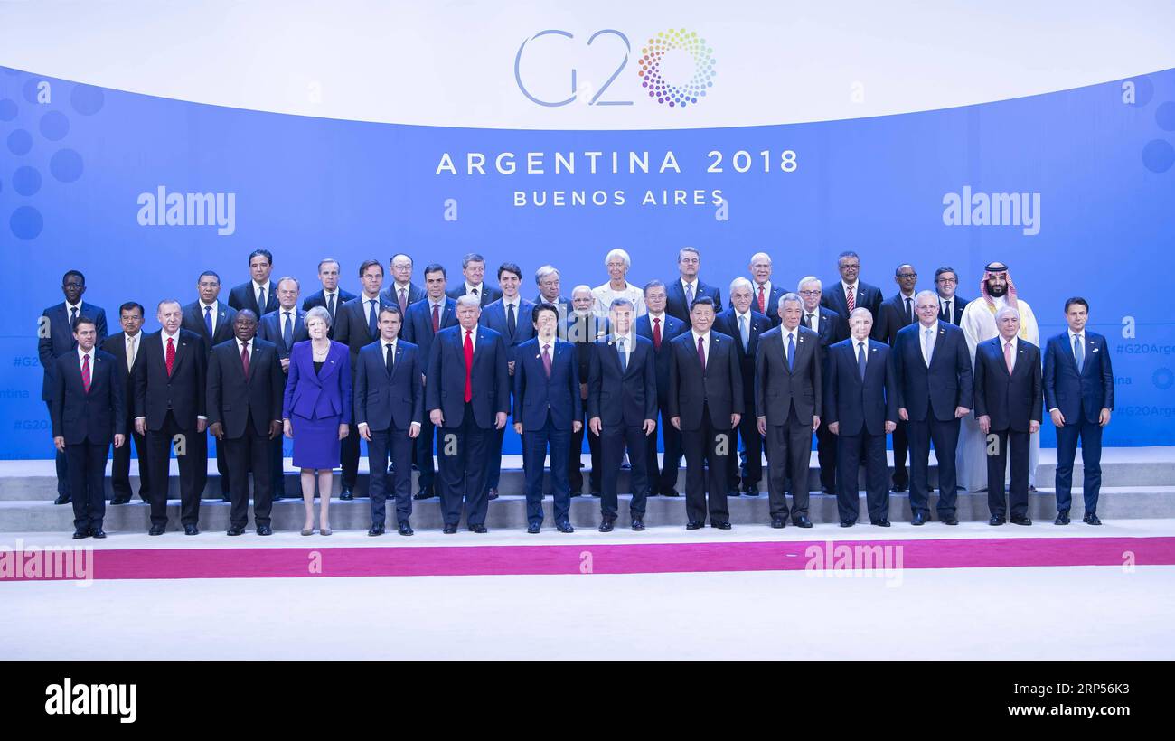 (181130) -- BUENOS AIRES, 30. November 2018 -- der chinesische Präsident Xi Jinping (6. R, Front) posiert für ein Gruppenfoto mit anderen Führern, die am 13. Gipfel der Gruppe der 20 (G20) in Buenos Aires, Argentinien, am 30. November 2018 teilnahmen. Der 13. G20-Gipfel findet hier am Freitag statt. XI Jinping hielt eine Rede mit dem Titel Look Beyond the Horizon und Steer the World Economy in the Right Direction auf der ersten Tagung des Gipfels. (Zyd) ARGENTINIEN-BUENOS AIRES-XI JINPING-G20-GIPFELREDE LixTao PUBLICATIONxNOTxINxCHN Stockfoto