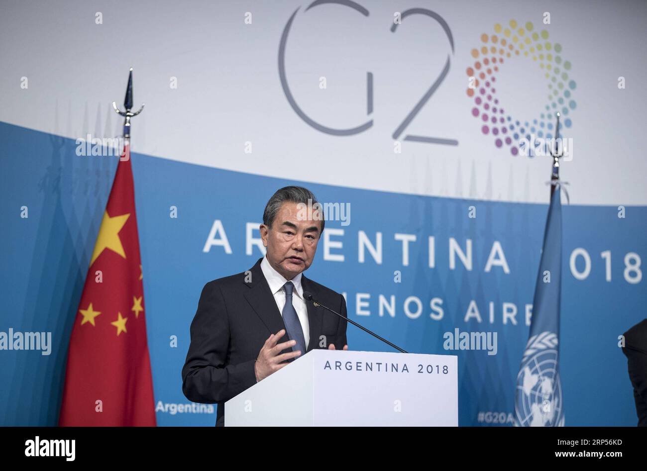 (181130) -- BUENOS AIRES, 30. November 2018 -- der chinesische Staatsrat und Außenminister Wang Yi spricht auf einer Pressekonferenz in Buenos Aires, Argentinien, am 30. November 2018. Alle Nationen sollten Verantwortung übernehmen, handeln und die Koordinierung im multilateralen Prozess zur Bekämpfung des Klimawandels verstärken. der chinesische Staatsrat und Außenminister Wang Yi sagte hier am Freitag bei einem Dreiparteientreffen mit dem französischen Außenminister Jean-Yves Le Drian und dem Generalsekretär der Vereinten Nationen Antonio Guterres am Rande des Gipfels der 20. ARGENTINIEN-BUENOS AIRES-KLIMA CHA Stockfoto