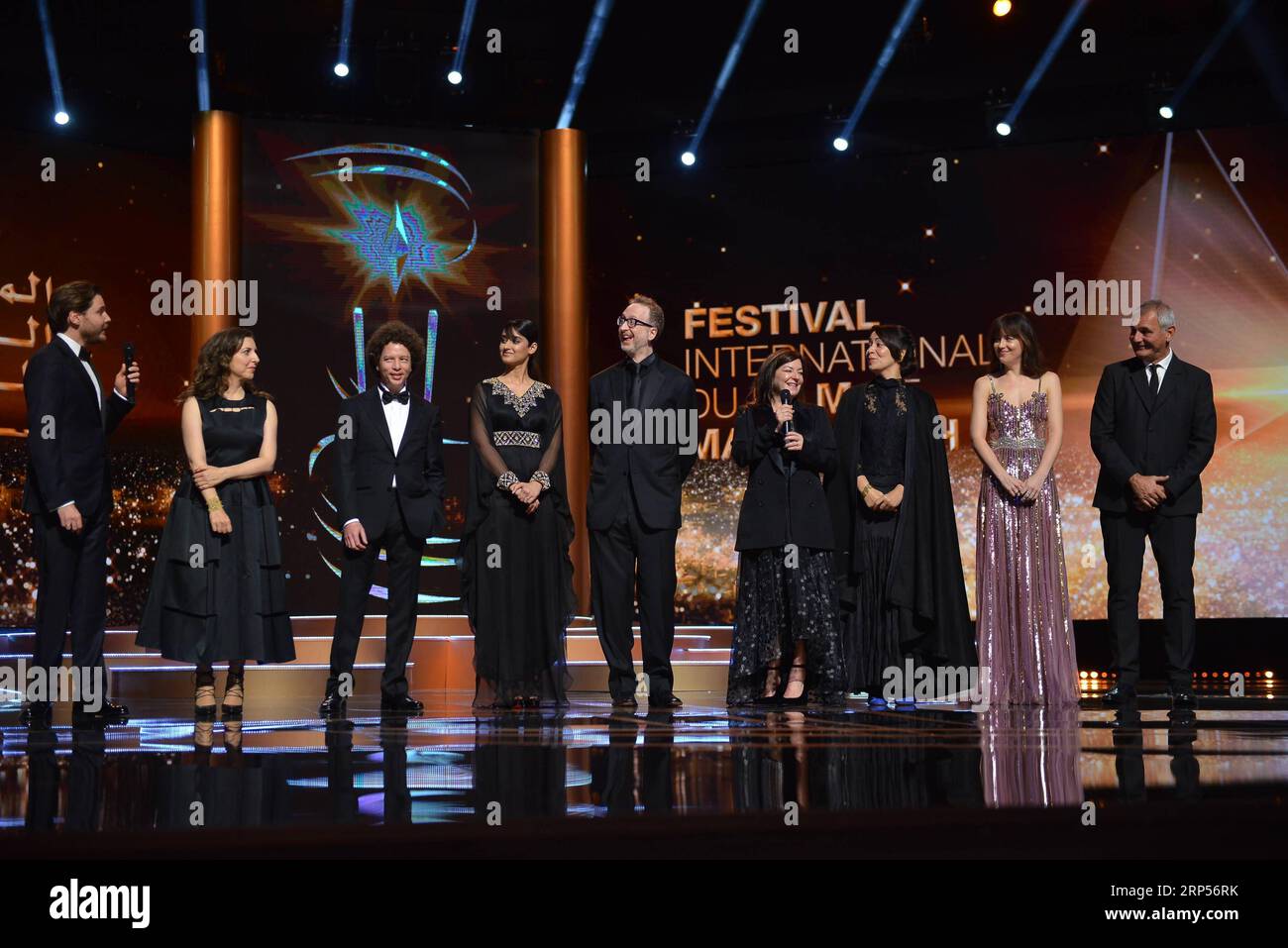 (181201) -- MARRAKESCH, 1. Dezember 2018 -- Jurymitglieder (von L bis R) Daniel Bruhl, Joana Hadjithomas, Michel Franco, Ileana D Cruz, James Gray, Lynne Ramsay, Tala Hadid, Dakota Johnson und Laurent Cantet reagieren auf die Eröffnungszeremonie des Marrakesch International Film Festivals in Marrakesch, Marokko, am 30. November 2018. Die 17. Auflage des Marrakesch International Film Festival begann am Freitagabend in Anwesenheit zahlreicher Stars aus Marokko, der arabischen Region und der Welt. Aissa) (yy) MAROKKO-MARRAKESCH-FILM-FESTIVAL-ERÖFFNUNGSZEREMONIE SaourixAissa PUBLICATIONxNOTxINxCHN Stockfoto