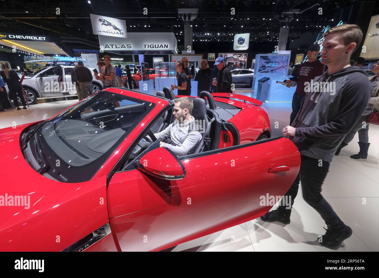 (181201) -- LOS ANGELES, 1. Dezember 2018 -- Besucher schauen sich am Eröffnungstag der Los Angeles (LA) Auto Show in Los Angeles, USA, 30. November 2018 ein neues Fahrzeug an. Die LA Auto Show 2018 begann mit 1.000 ausgestellten Fahrzeugen, Probefahrten, verschiedenen Erfahrungen und Prominentenauftritten. Die Show bleibt bis zum 9. Dezember für die Öffentlichkeit zugänglich. ) (lmm) U.S.-LOS ANGELES-LA AUTO SHOW ZhaoxHanrong PUBLICATIONxNOTxINxCHN Stockfoto