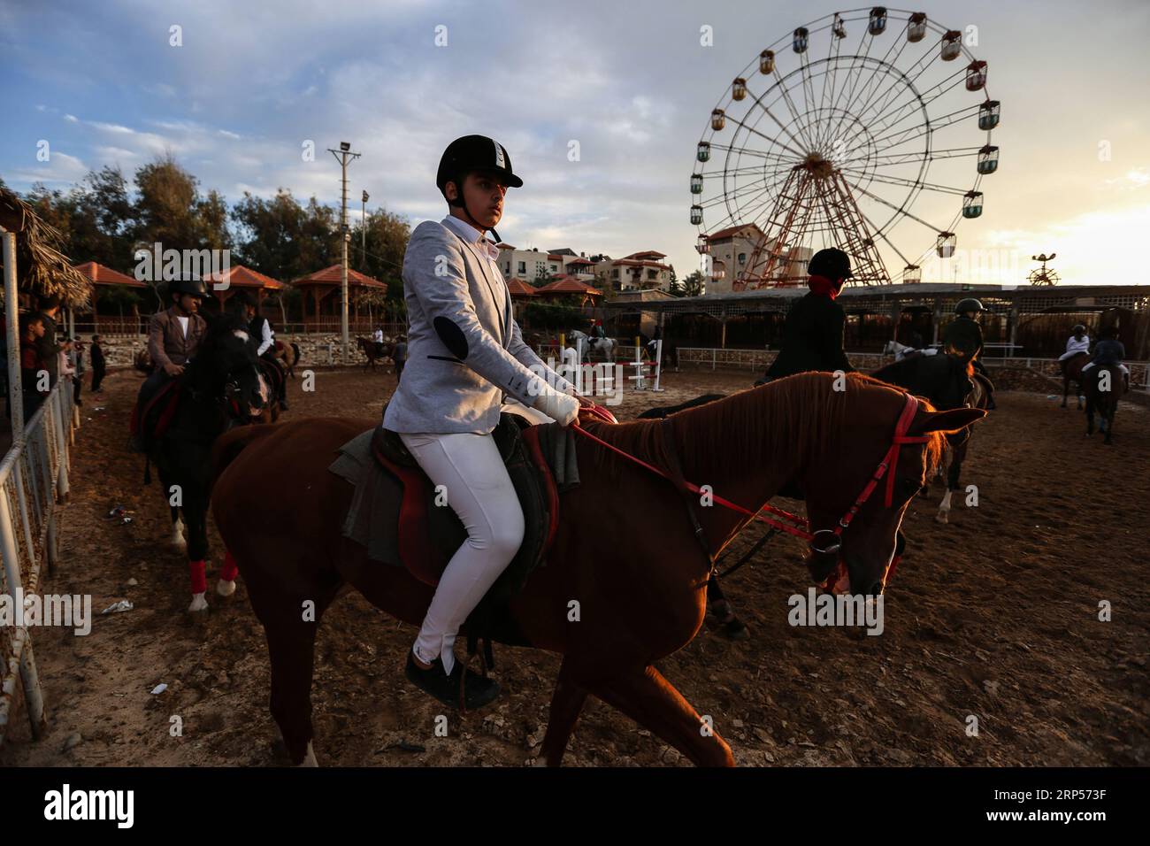 (181201) -- GAZA, 1. Dezember 2018 -- Ein Palästinenser reitet ein Pferd während eines Reitwettbewerbs in Gaza-Stadt, am 29. November 2018. Die Palästinensische Reiterföderation in Gaza veranstaltete am Donnerstagabend einen lokalen Wettbewerb für springende Barrieren unter dem Titel will and Hope, der den bevorstehenden Internationalen Tag der Menschen mit Behinderungen markiert, der jedes Jahr am 3. Dezember stattfindet. Insgesamt nahmen 35 Teilnehmer und ihre Familien an einer öffentlichen Versammlung behinderter Menschen in einem Reiterclub im Norden von Gaza-Stadt Teil, um Unterstützung für Menschen mit Behinderungen zu zeigen. UM MIT der Funktion zu GEHEN: Reiten wächst ein Stockfoto