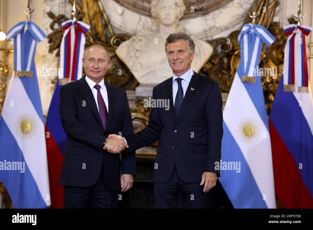 (181202) -- BUENOS AIRES, 2. Dezember 2018 -- der argentinische Präsident Mauricio Macri (R) trifft sich mit dem russischen Präsidenten Wladimir Putin in Buenos Aires, Argentinien, 1. Dezember 2018. ) (yy) ARGENTINIEN-RUSSLAND-PRÄSIDENTEN-TREFFEN MartinxZabala PUBLICATIONxNOTxINxCHN Stockfoto