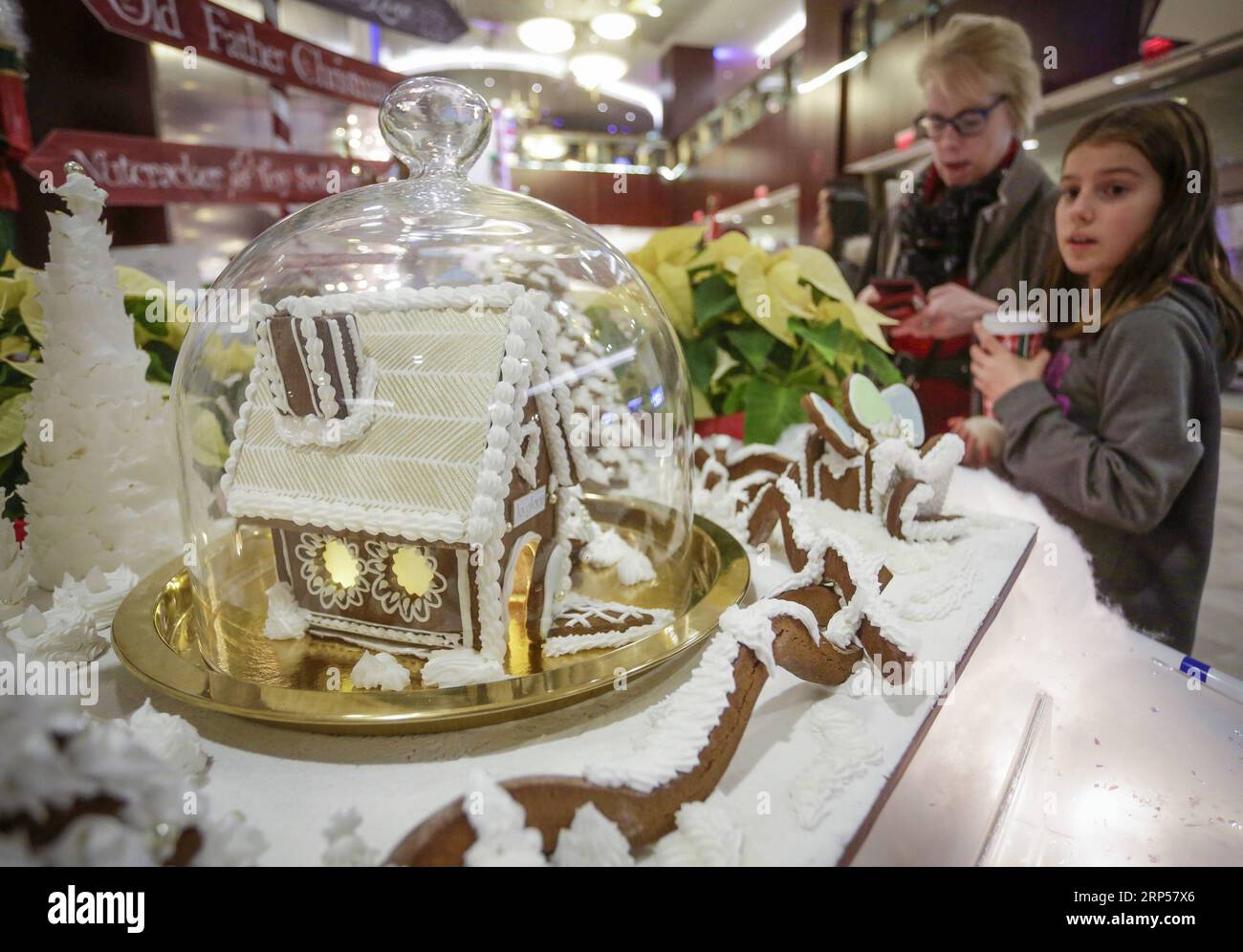 (181202) -- VANCOUVER, 2. Dezember 2018 -- Besucher schauen sich Lebkuchenhäuser während der 28. Jährlichen Gingerbread Lane Veranstaltung in Vancouver, Kanada, 1. Dezember 2018 an. In diesem Jahr werden mehr als 30 Lebkuchenkreationen gezeigt. ) (yy) KANADA-VANCOUVER-LEBKUCHENBAHN LiangxSen PUBLICATIONxNOTxINxCHN Stockfoto