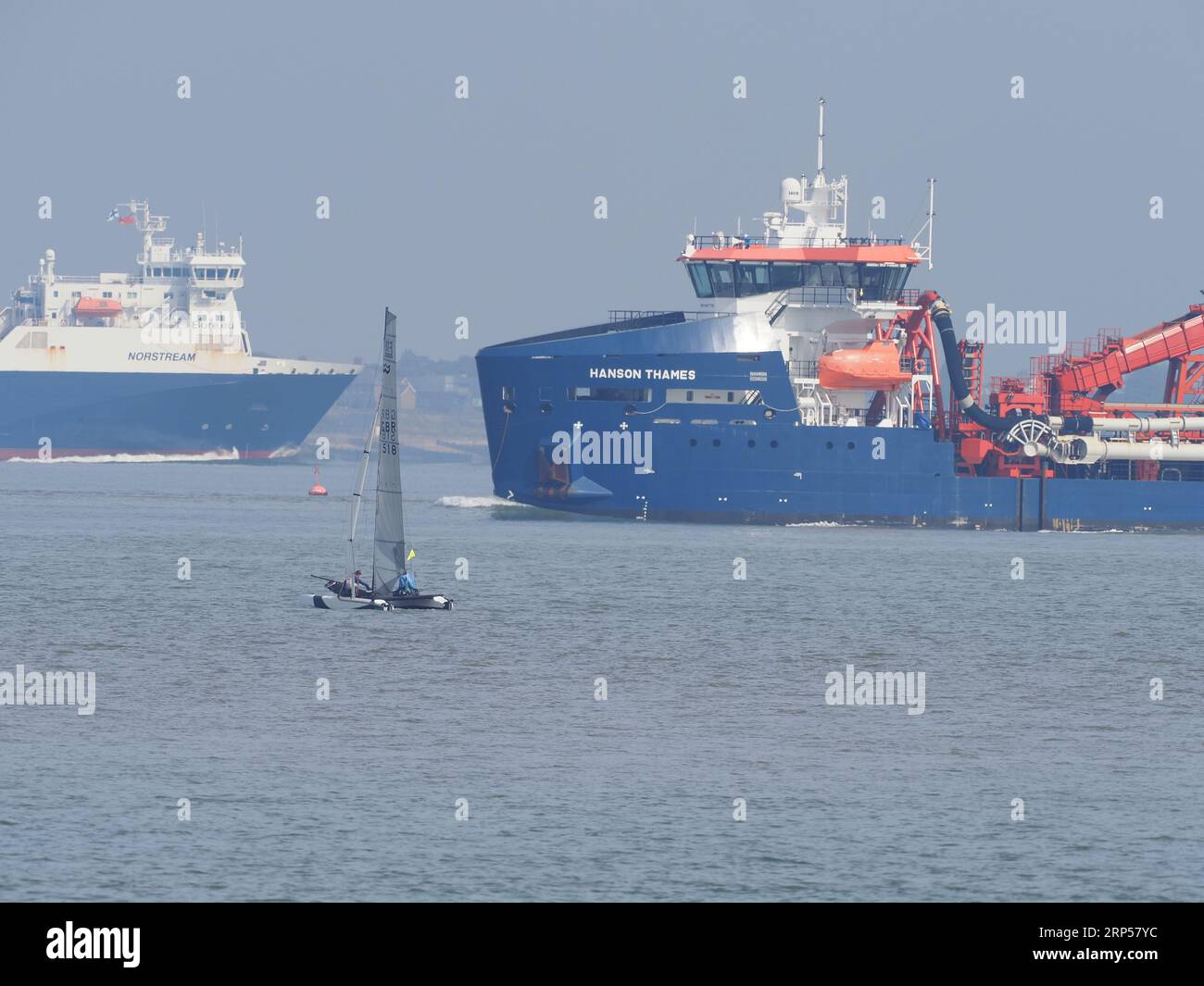 Sheerness, Kent, Großbritannien. September 2023. Heute fand das 65. Isle of Sheppey Round the Island Race für Segeljollen, Katamarane und Segelboote statt, organisiert vom IOS Sailing Club. 32 Schiffe nahmen an der diesjährigen Veranstaltung Teil, die See-, Fluss- und Mündungssegeln sowie die Kingsferry Bridge umfasst, um an der engsten Stelle zu verhandeln. Quelle: James Bell/Alamy Live News Stockfoto