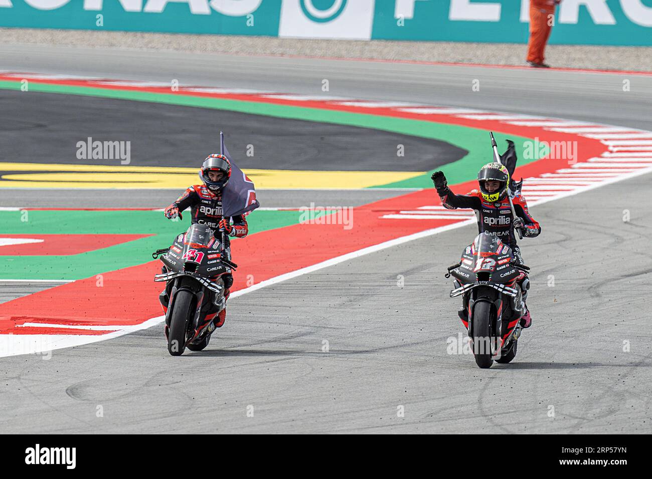 Barcelona, Spanien. September 2023. Wettkampftag. Aleix Espargaró (41) vom Aprilia Racing Team (1.) und Maverick Viñales (12) vom Aprilia Racing Team (2.) am Ende des MotoGP Gran Premi Monster Energy de Catalunya Race. 1-2-3 September 2023 auf dem Circuit de Barcelona-Catalunya in Barcelona, Spanien. Quelle: Rosdemora/Alamy Live News Stockfoto