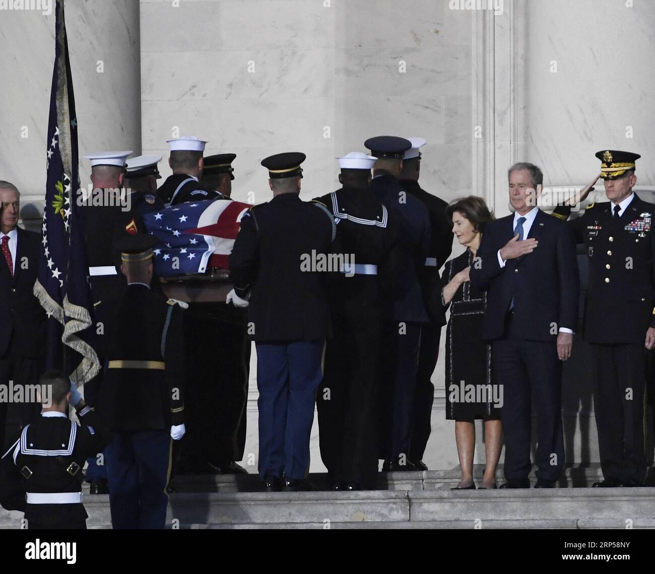(181203) -- WASHINGTON, 3. Dezember 2018 -- der ehemalige US-Präsident George W. Bush (2. R) und die ehemalige First Lady Laura Bush (3. R) legen ihre Hände über ihr Herz, während der Sarg des früheren US-Präsidenten George H.W. Bush zum Eingang des Kapitols der Vereinigten Staaten getragen wird. dort, wo es am 3. Dezember 2018 in Washington D.C. in den Vereinigten Staaten liegen wird. George H.W. Bush, der 41. Präsident der Vereinigten Staaten, starb am 30. November im Alter von 94 Jahren. U.S.-WASHINGTON D.C.-GEORGE H.W. BUSH-LIEGT IM STAAT LIUXJIE PUBLICATIONXNOTXINXCHN Stockfoto
