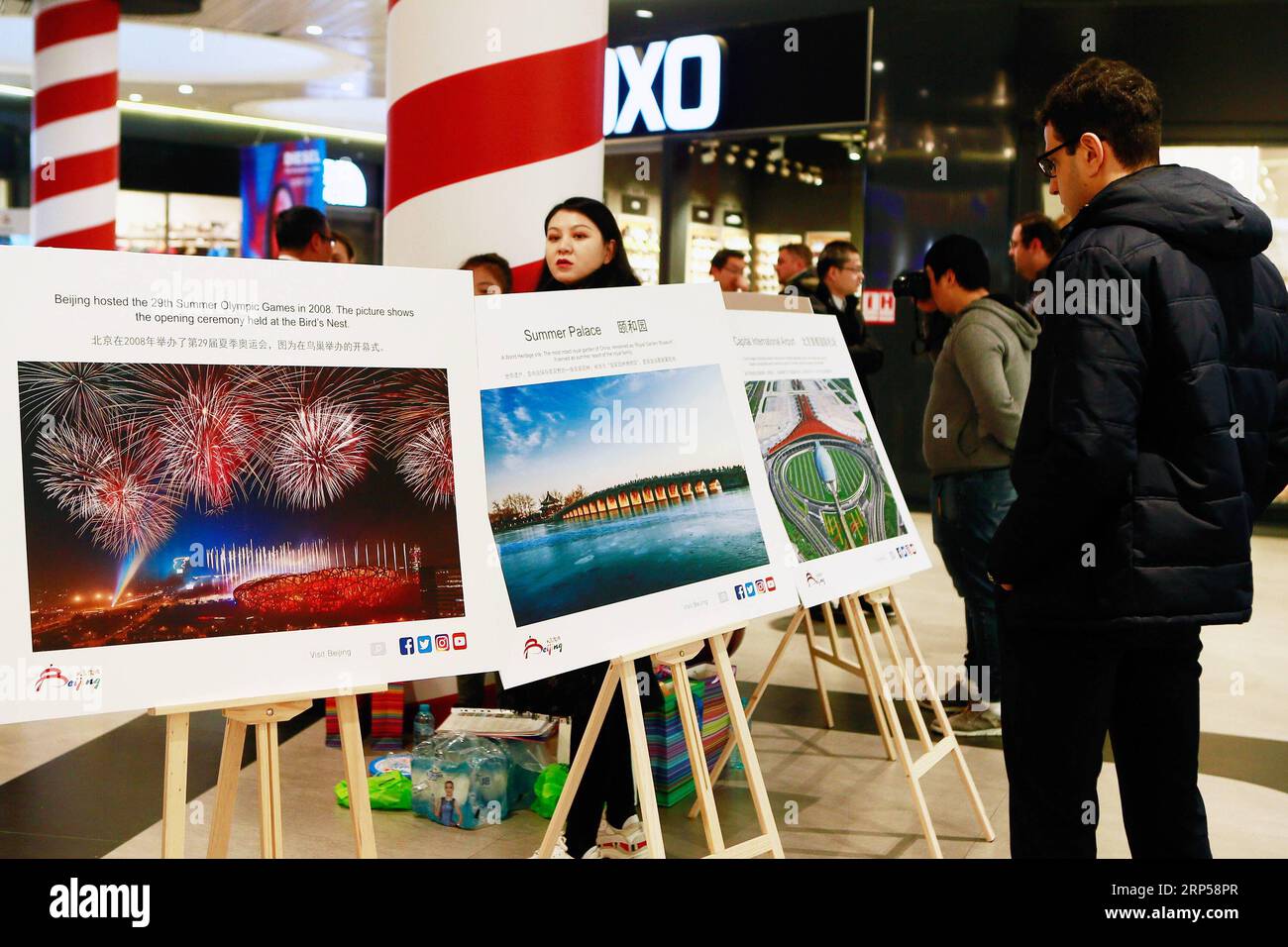 (181204) -- BUKAREST, 4. Dez. 2018 -- Ein Besucher schaut sich Reisefotos von Peking während der charmanten Pekinger Tourismusförderung in Bukarest, Hauptstadt von Rumänien, am 3. Dez. 2018 an. Die Tourismusförderung begann am Montag in der Promenada Mall im Norden von Bukarest und wurde von Beamten aus China und Rumänien besucht. ) (Zxj) RUMÄNIEN-BUKAREST-CHARMING BEIJING-PROMOTION CristianxCristel PUBLICATIONxNOTxINxCHN Stockfoto