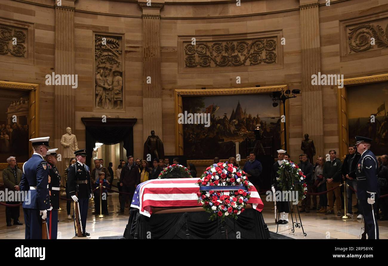 (181204) -- WASHINGTON, 4. Dezember 2018 -- Besucher zollen dem verstorbenen ehemaligen US-Präsidenten George H.W. Bush Respekt, der am 3. Dezember 2018 im US-Kapitol Rotunda in Washington D.C. in den Vereinigten Staaten lag. Der Sarg des früheren US-Präsidenten George H.W. Bush wurde am Montag nach Washington D.C. geflogen, da die Nation ihm und seinem Erbe Tribut zollt. ) (Zxj) U.S.-WASHINGTON D.C.-GEORGE H.W. BUSH-TRAUER LiuxJie PUBLICATIONxNOTxINxCHN Stockfoto