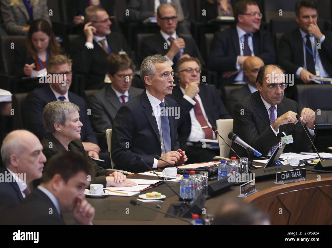 (181204) -- BRÜSSEL, 4. Dezember 2018 -- NATO-Generalsekretär Jens Stoltenberg (C) spricht auf dem NATO-Außenministertreffen in Brüssel, Belgien, 4. Dezember 2018. ) (yy) BELGIEN-BRÜSSEL-NATO-FM-TREFFEN YexPingfan PUBLICATIONxNOTxINxCHN Stockfoto