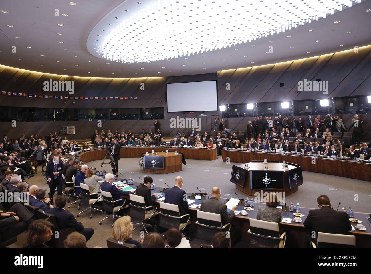 (181204) -- BRÜSSEL, 4. Dezember 2018 -- Foto vom 4. Dezember 2018 zeigt Delegierte, die an der Tagung der NATO-Außenminister in Brüssel, Belgien, teilnehmen. ) (yy) BELGIEN-BRÜSSEL-NATO-FM-TREFFEN YexPingfan PUBLICATIONxNOTxINxCHN Stockfoto