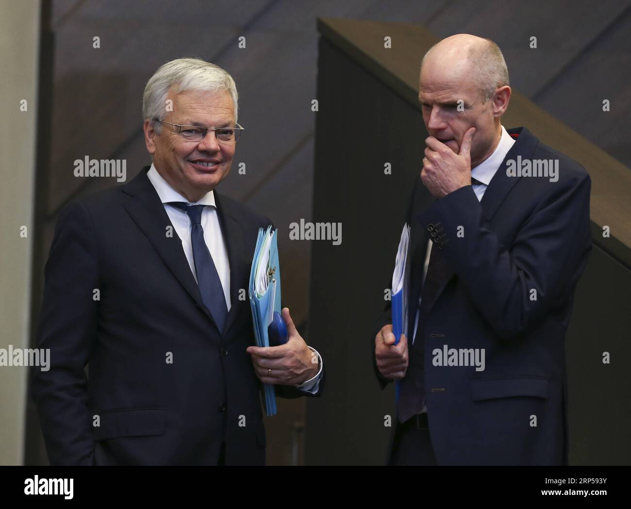 (181204) -- BRÜSSEL, 4. Dezember 2018 -- belgischer Außenminister Didier Reynders (L) und niederländischer Außenminister Stef Blok sprechen während einer Sitzung des NATO-Außenministertreffens mit ihren georgischen und ukrainischen Kollegen in Brüssel, Belgien, 4. Dezember 2018. ) (lmm) BELGIEN-BRÜSSEL-NATO-FM-TREFFEN YexPingfan PUBLICATIONxNOTxINxCHN Stockfoto