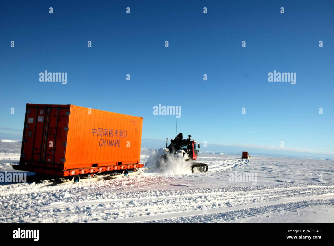 (181204) -- AN BORD VON XUELONG, 4. Dezember 2018 (Xinhua) -- mit Vorräten beladene Schneemobile fahren zur Zhongshan-Station in der Antarktis, 2. Dezember 2018. Chinas Forschungseisbrecher Xuelong, auch bekannt als der Schneedrache, ist jetzt 44 Kilometer von der Zhongshan-Station entfernt. Nach der Bestimmung der Routen wurden Entladevorgänge durchgeführt. (Xinhua/Liu Shiping) (gxn) ANTARCTICA-XUELONG-ZHONGSHAN STATION-ENTLADUNG PUBLICATIONxNOTxINxCHN Stockfoto