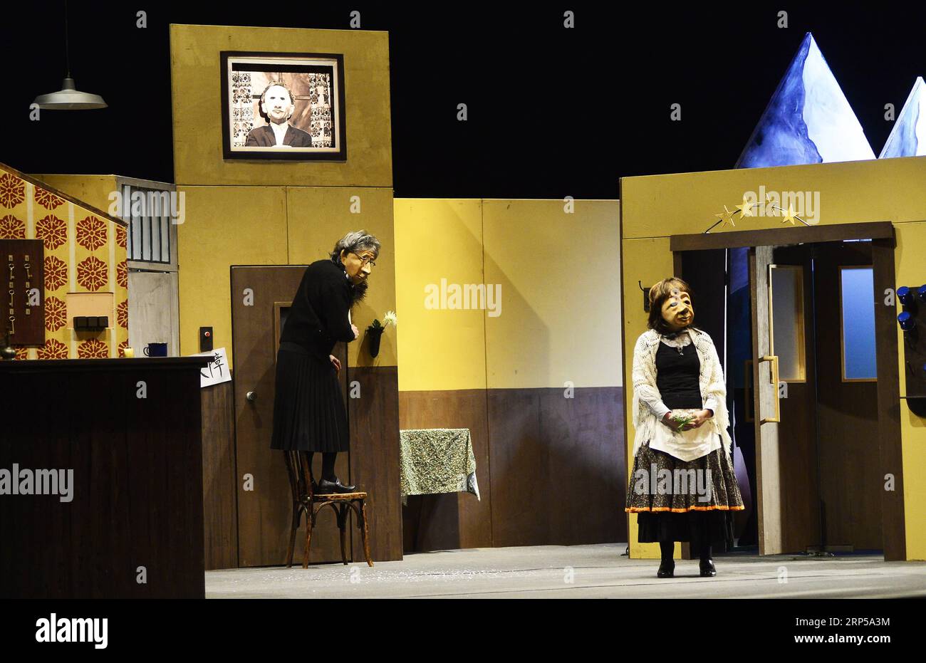 (181205) -- TIANJIN, 5. Dez. 2018 -- Künstler treten am 4. Dez. 2018 im Theaterstück Hotel Paradiso in Tianjin, Nordchina, auf. Mit über 25 Masken präsentierte die Produktion von Familie Floz Humor, Improvisation, Mimik und körperliche Komödie, um eine familienfreundliche Show zu kreieren. (yy) CHINA-TIANJIN-DEUTSCHES SHOW-HOTEL PARADISO (CN) ShixSongyu PUBLICATIONxNOTxINxCHN Stockfoto