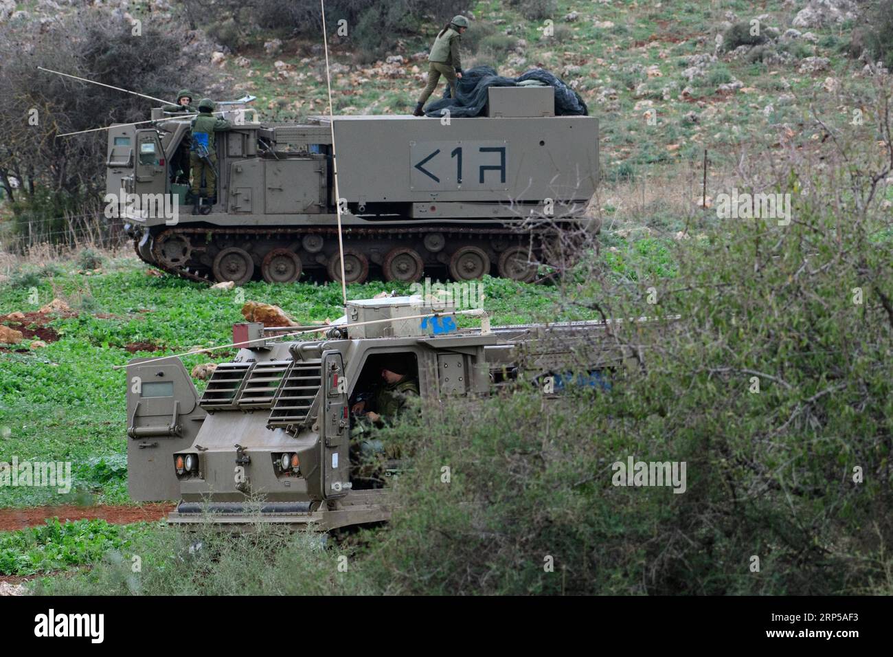 (181205) -- YIFTAH (ISRAEL), 5. Dezember 2018 -- israelische Soldaten werden am 5. Dezember 2018 in der Nähe des nördlichen israelischen Kibbuz von Yiftah nahe der Grenze zum Libanon gesehen. Der israelische Premierminister Benjamin Netanjahu sprach am Mittwoch telefonisch mit dem UN-Generalsekretär Antonio Guterres über Israels Operation zur Ortung und Zerstörung grenzüberschreitender Tunnel, die von der libanesischen Hisbollah-Miliz ausgegraben wurden. Die israelischen Streitkräfte (IDF) starteten am Dienstag eine offene Operation, um die von der Hisbollah errichteten Tunnel zu lokalisieren und zu zerstören, die vom südlichen Libanon in den Norden Israels übergehen. ISRAEL-YIFTAH-LEBA Stockfoto