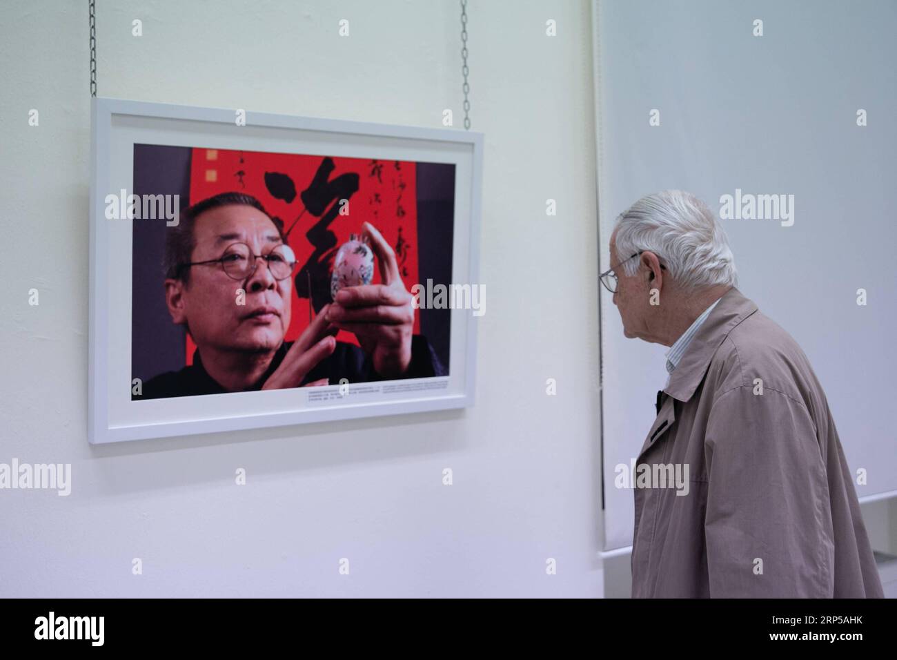 (181206) -- PEKING, 6. Dezember 2018 -- Ein Mann besucht am 24. April 2018 die Fotoausstellung griechische Fotografen mit Schwerpunkt Peking im Hafen von Piräus, Griechenland. Das griechische Nationalmuseum für zeitgenössische Kunst (EMST) in Athen baut im Rahmen einer umfassenderen chinesisch-griechischen Bemühung, die beiden Länder und Völker näher zu bringen, neue Brücken des interkulturellen Dialogs mit China, sagte EMST-Direktorin Katerina Koskina vor kurzem in einem Interview. China und Griechenland sind beide alte Länder, haben riesige Zivilisationen hinter sich, und darauf können Sie Bezug nehmen. Soweit ich aus meiner Erfahrung in Peking ersehen kann, ist Th Stockfoto