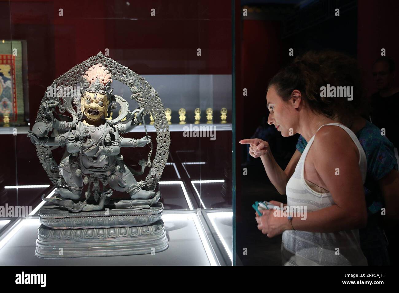 (181206) -- PEKING, 6. Dez. 2018 -- Eine Bronzestatuette Mahakalas ist in der Ausstellung From the Forbidden City: The Imperial Apartments of Qianlong im Akropolis Museum in Athen, Griechenland, am 12. September 2018 zu sehen. Das griechische Nationalmuseum für zeitgenössische Kunst (EMST) in Athen baut im Rahmen einer umfassenderen chinesisch-griechischen Bemühung, die beiden Länder und Völker näher zu bringen, neue Brücken des interkulturellen Dialogs mit China, sagte EMST-Direktorin Katerina Koskina vor kurzem in einem Interview. China und Griechenland sind beide alte Länder, haben riesige Zivilisationen hinter sich, und Sie können Stockfoto