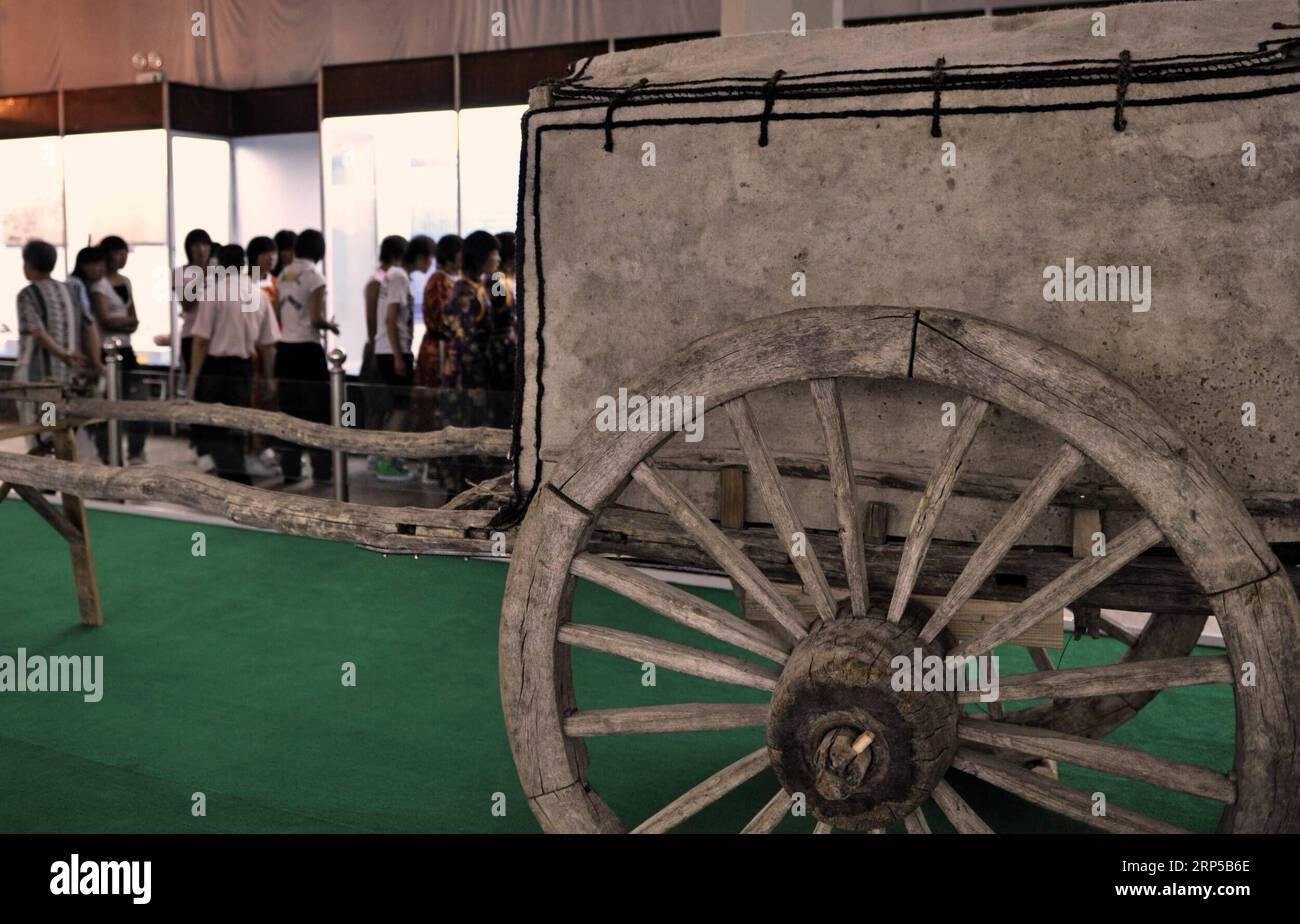 (181207) -- PEKING, 7. Dezember 2018 (Xinhua) -- Ein spezieller mongolischer Wagen namens lele Cart wird während einer Ausstellung der Volksbräuche mongolischer Volksgruppen im Inneren Mongolei Museum in Hohhot, der Hauptstadt der Autonomen Region Innere Mongolei in Nordchina, am 28. Juli 2008 gezeigt. In den letzten 40 Jahren haben technologische Fortschritte weitreichende Veränderungen in den riesigen Grasflächen der Autonomen Region Innere Mongolei bewirkt, die mehr als 12 Prozent der chinesischen Landfläche einnimmt. Technologien, die von automatischen Fütterungs- und Trinkmaschinen bis hin zu intelligenten Zäunen und ferngesteuerten Bewässerungssystemen reichen, haben dies nicht getan Stockfoto