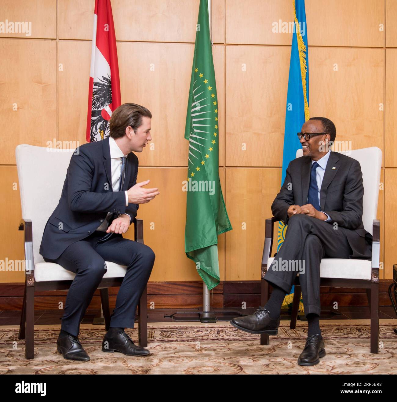 (181207) -- KIGALI, 7. Dezember 2018 -- der ruandische Präsident Paul Kagame (R) trifft sich am 7. Dezember 2018 mit dem österreichischen Kanzler Sebastian kurz in Kigali, der Hauptstadt Ruandas. Der ruandische Präsident Paul Kagame sagte am Freitag, dass Ruanda und Österreich gemeinsam ein hochrangiges Afrika-Europa-Forum veranstalten werden, das für den 18. Dezember in Wien geplant ist. Büro des Präsidenten Ruandas) RUANDA-KIGALI-ÖSTERREICH-BUNDESKANZLERBESUCH Büro-ExamxPresidentxofxRuanda PUBLICATIONxNOTxINxCHN Stockfoto