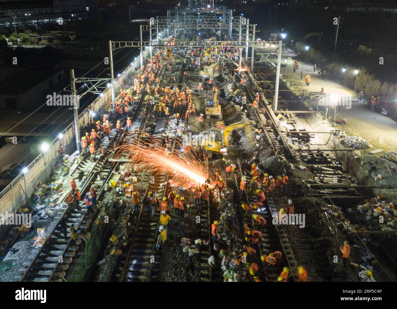 (181208) -- PEKING, 8. Dezember 2018 -- Arbeiter werden auf einer Baustelle der Nanping-Longyan Eisenbahn in der Stadt Longyan, südöstliche chinesische Provinz Fujian gesehen. Januar 2018. Zehn neue Eisenbahnen mit einer Gesamtfahrstrecke von 2.500 km werden bis Ende dieses Jahres in Betrieb genommen, um die Leistungsfähigkeit der chinesischen Hochgeschwindigkeitsbahnen zu verbessern, so Quellen der China Railway. Rund 553 neue Hochgeschwindigkeitszüge werden gleichzeitig eingeführt, was laut den Quellen die Kapazität des chinesischen Hochgeschwindigkeitsbahnverkehrs um 9 Prozent erhöhen dürfte. Durch die Änderung wird auch eine hohe Geschwindigkeit erreicht Stockfoto