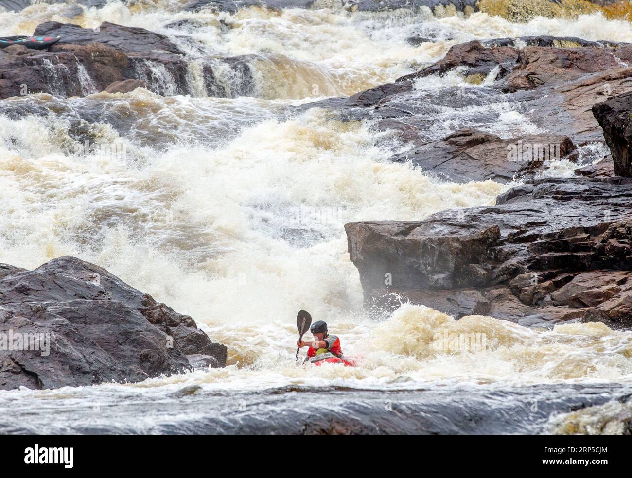 Ein Konkurrent, der die Stromschnellen auf dem Raquette River außerhalb von Colton, NY, als Teil der Whitewater Monarch of New York Race Series begab Stockfoto Ein Konkurrent, der die Stromschnellen auf dem Raquette River außerhalb von Colton, NY, als Teil der Whitewater Monarch of New York Race Series begab Stockfoto
