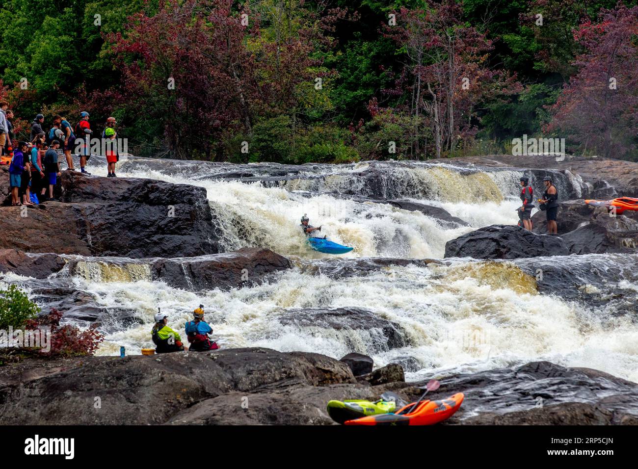 Ein Konkurrent, der die Stromschnellen auf dem Raquette River außerhalb von Colton, NY, als Teil der Whitewater Monarch of New York Race Series begab Stockfoto Ein Konkurrent, der die Stromschnellen auf dem Raquette River außerhalb von Colton, NY, als Teil der Whitewater Monarch of New York Race Series begab Stockfoto