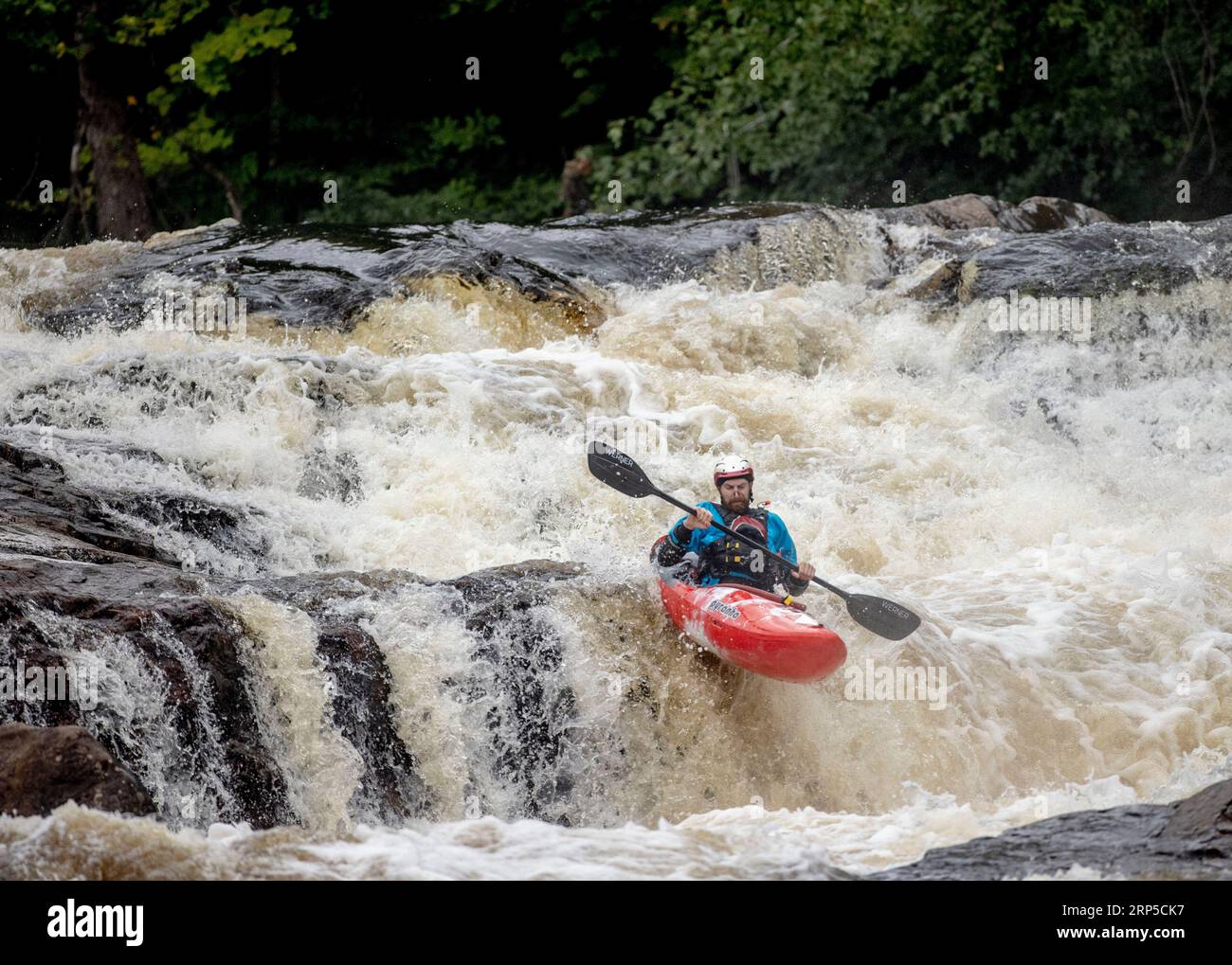 Ein Konkurrent, der die Stromschnellen auf dem Raquette River außerhalb von Colton, NY, als Teil der Whitewater Monarch of New York Race Series begab Stockfoto Ein Konkurrent, der die Stromschnellen auf dem Raquette River außerhalb von Colton, NY, als Teil der Whitewater Monarch of New York Race Series begab Stockfoto
