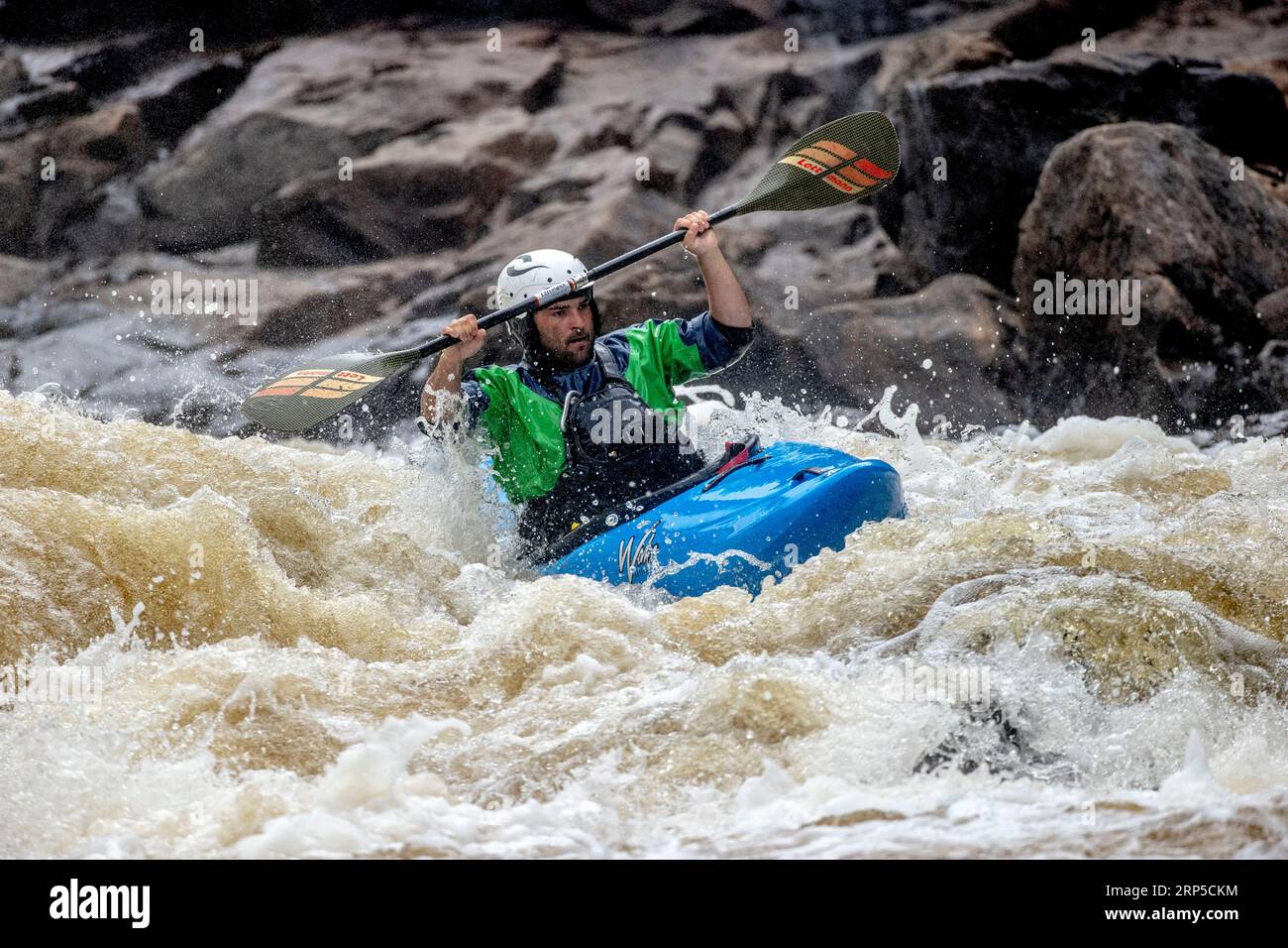 Ein Konkurrent, der die Stromschnellen auf dem Raquette River außerhalb von Colton, NY, als Teil der Whitewater Monarch of New York Race Series begab Stockfoto Ein Konkurrent, der die Stromschnellen auf dem Raquette River außerhalb von Colton, NY, als Teil der Whitewater Monarch of New York Race Series begab Stockfoto