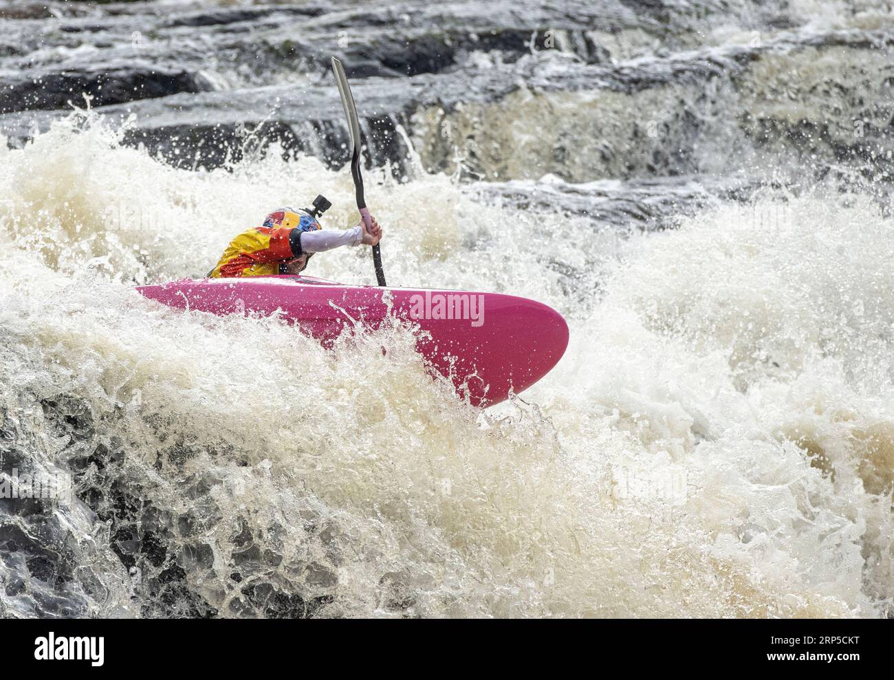 Ein Konkurrent, der die Stromschnellen auf dem Raquette River außerhalb von Colton, NY, als Teil der Whitewater Monarch of New York Race Series begab Stockfoto Ein Konkurrent, der die Stromschnellen auf dem Raquette River außerhalb von Colton, NY, als Teil der Whitewater Monarch of New York Race Series begab Stockfoto