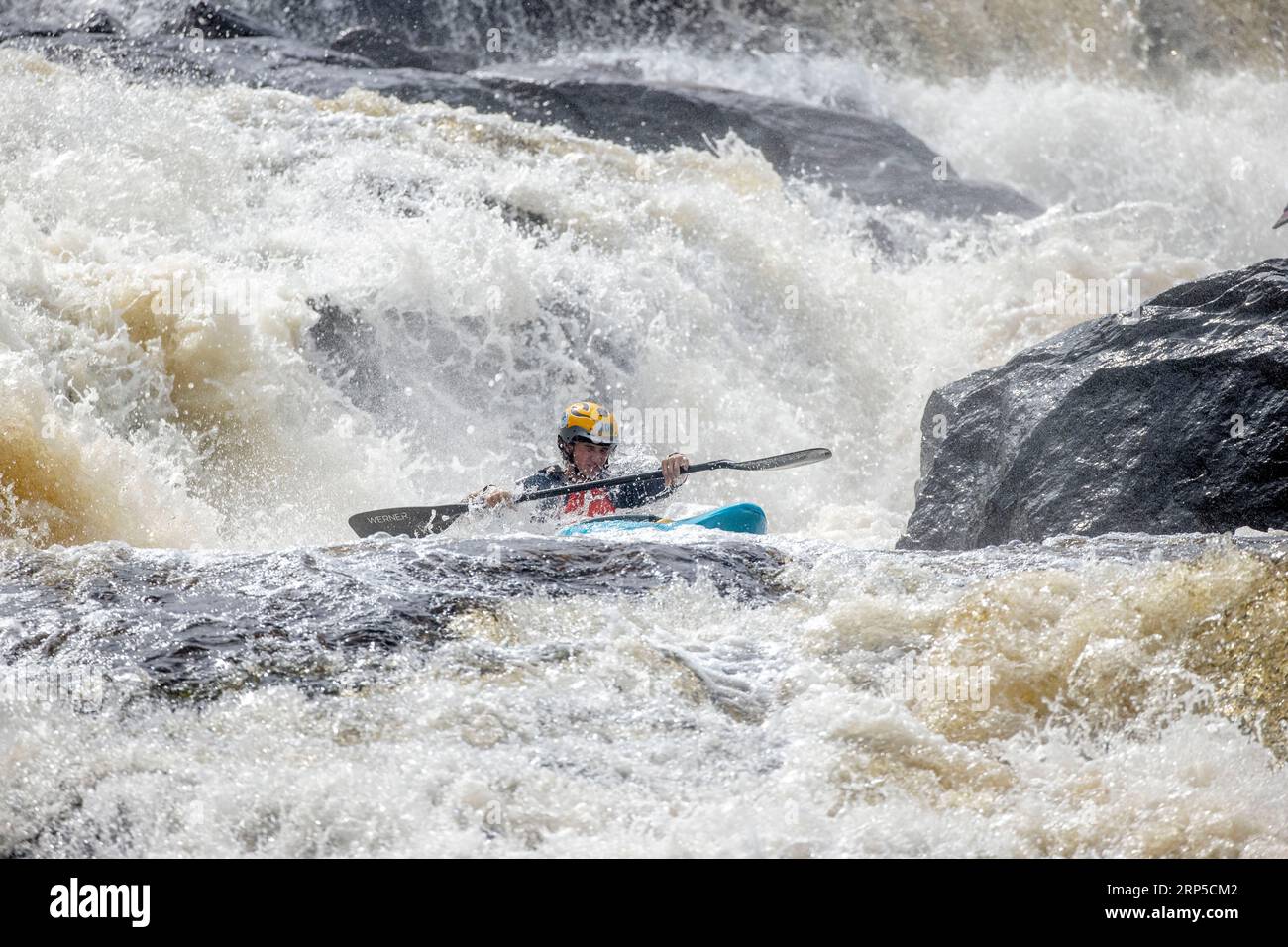 Ein Konkurrent, der die Stromschnellen auf dem Raquette River außerhalb von Colton, NY, als Teil der Whitewater Monarch of New York Race Series begab Stockfoto Ein Konkurrent, der die Stromschnellen auf dem Raquette River außerhalb von Colton, NY, als Teil der Whitewater Monarch of New York Race Series begab Stockfoto
