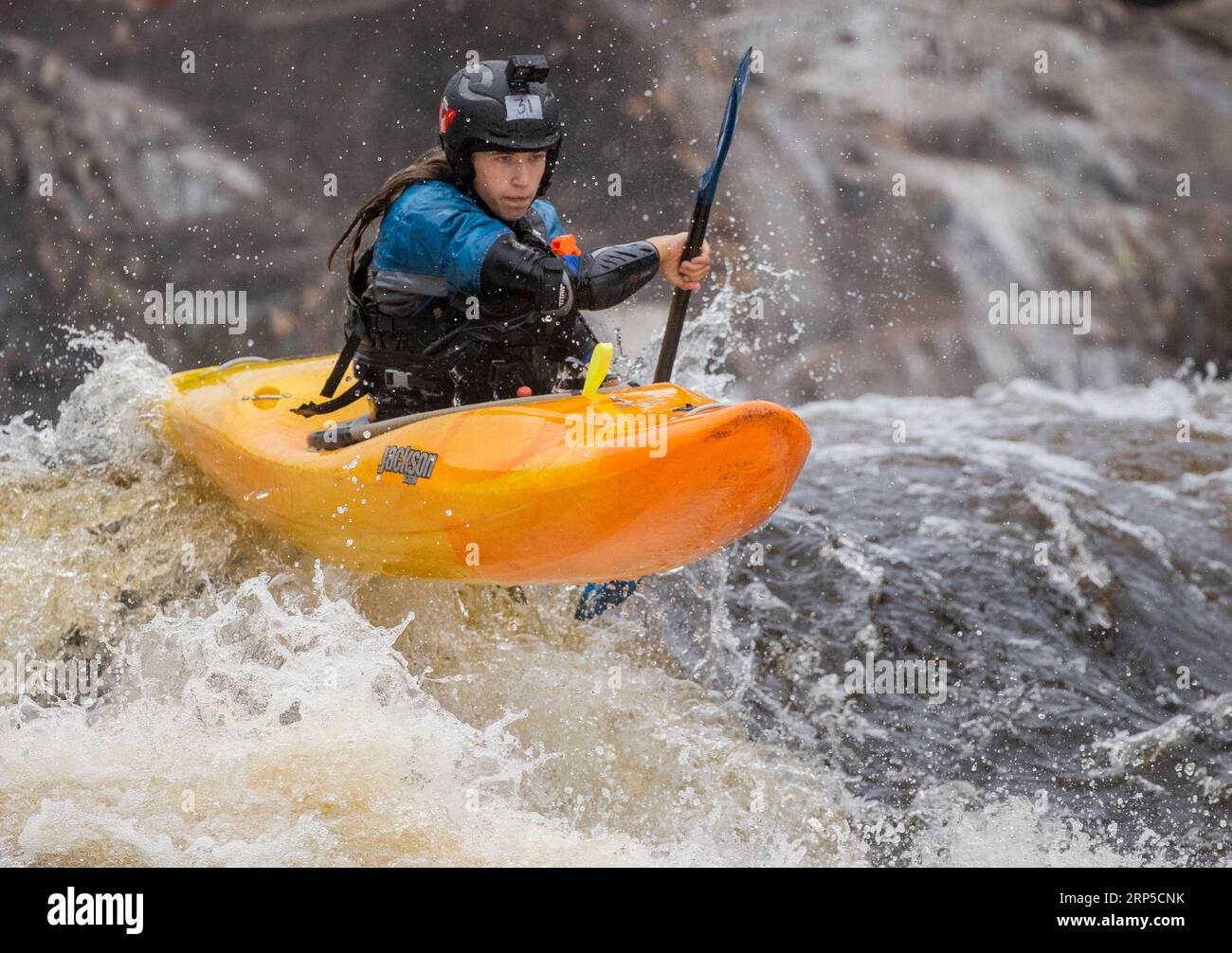 Ein Konkurrent, der die Stromschnellen auf dem Raquette River außerhalb von Colton, NY, als Teil der Whitewater Monarch of New York Race Series begab Stockfoto Ein Konkurrent, der die Stromschnellen auf dem Raquette River außerhalb von Colton, NY, als Teil der Whitewater Monarch of New York Race Series begab Stockfoto