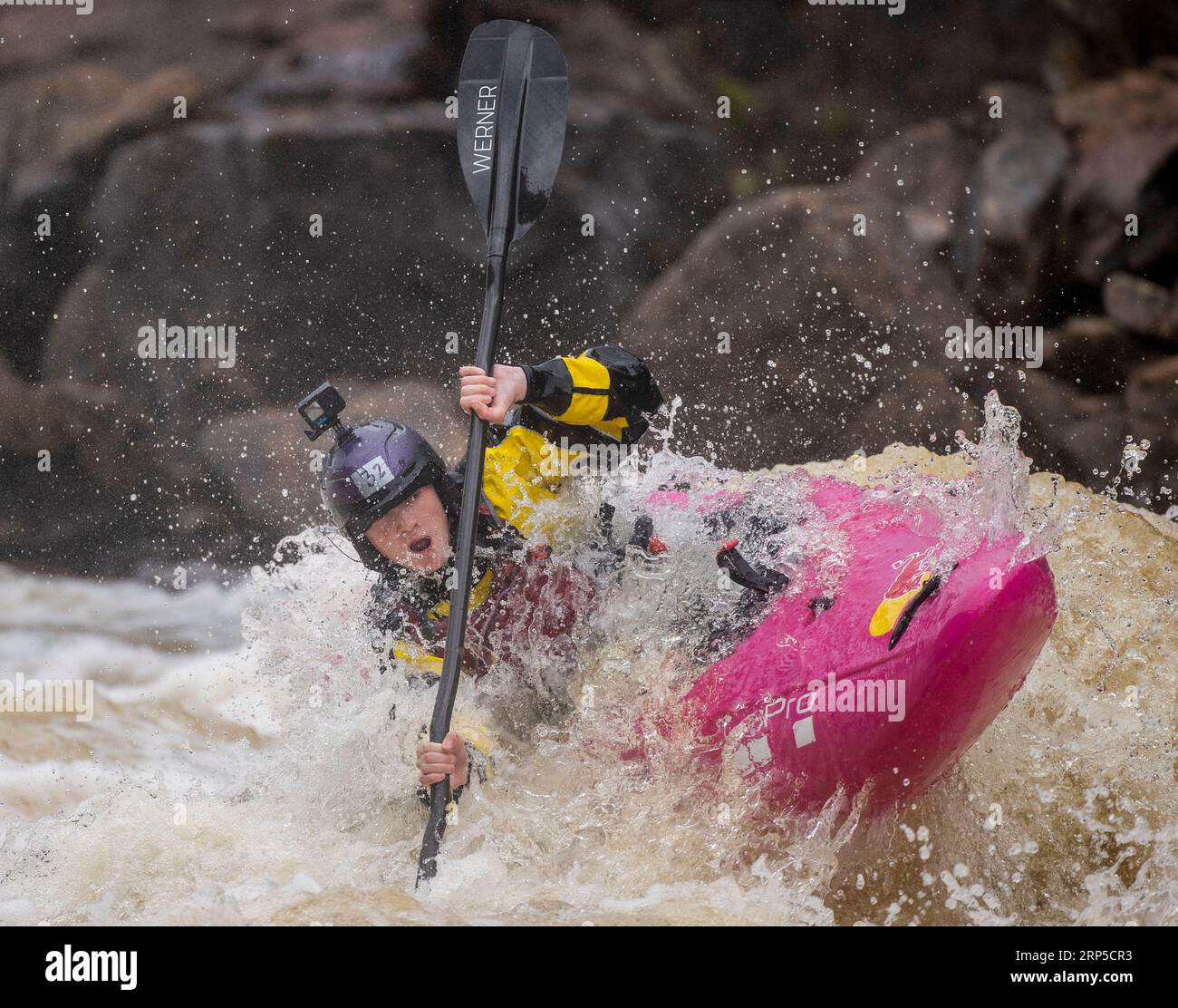 Ein Konkurrent, der die Stromschnellen auf dem Raquette River außerhalb von Colton, NY, als Teil der Whitewater Monarch of New York Race Series begab Stockfoto Ein Konkurrent, der die Stromschnellen auf dem Raquette River außerhalb von Colton, NY, als Teil der Whitewater Monarch of New York Race Series begab Stockfoto