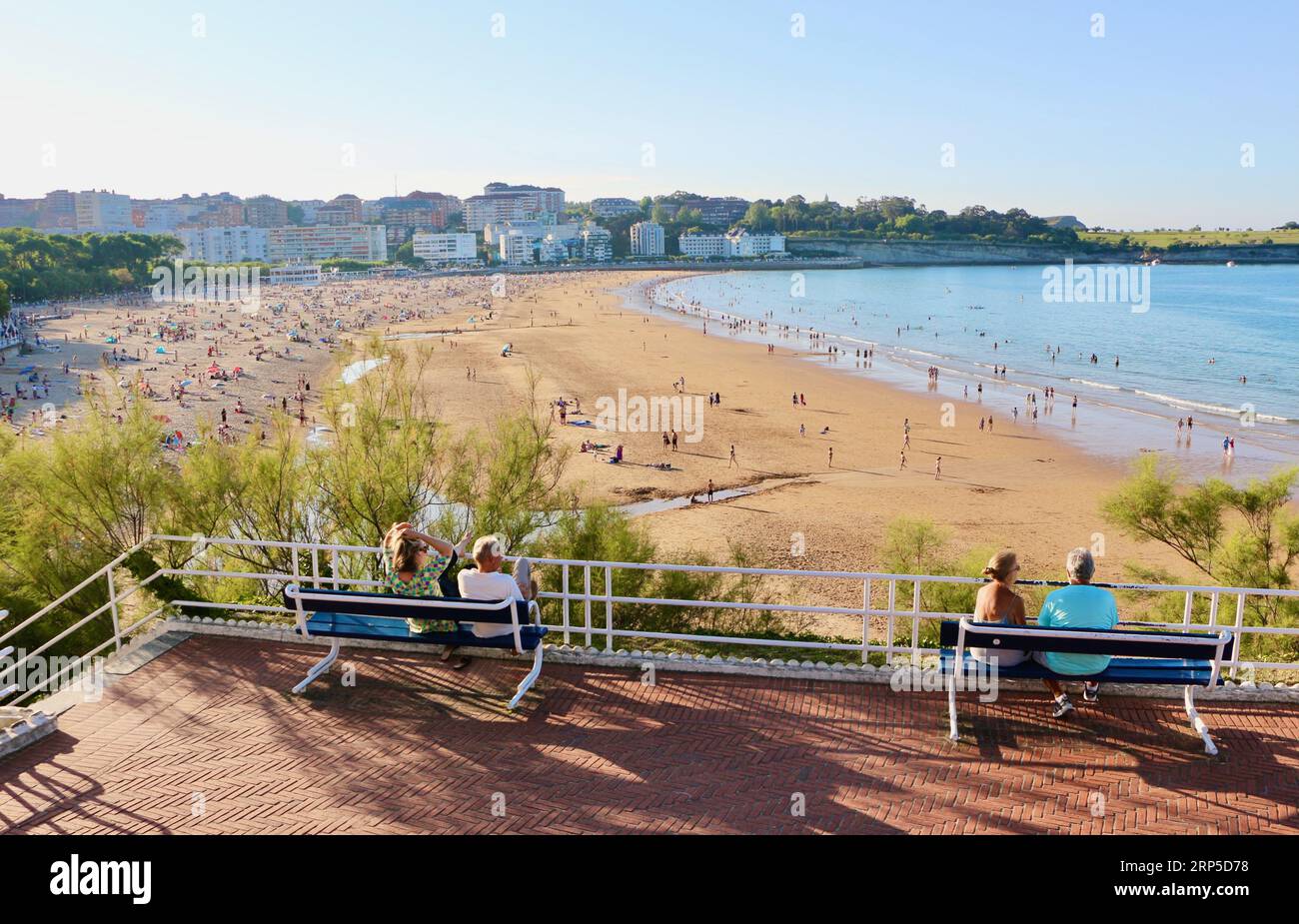 Landschaftsblick auf den 2. Sardinero Strand von Piquio Gärten mit Paaren auf Bänken Sardinero Santander Cantabria Spanien Stockfoto