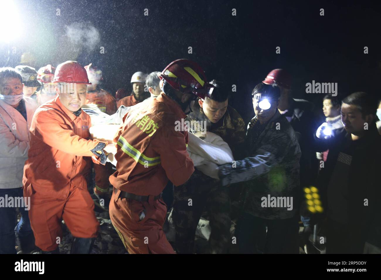 (181210) -- CHENGDU, 10. Dezember 2018 -- Ein Überlebender wird am Ort des Erdrutsches in der Stadt Fenshui im Xuyong County, Südwestchinesische Provinz Sichuan, 9. Dezember 2018 gefunden. Der Erdrutsch traf am Sonntagnachmittag Fenshui Town und hinterließ 11 Menschen begraben und eine vermisst. Am Montag, 13 Uhr (0500 GMT), wurden die 11 begrabenen Menschen aus den Trümmern herausgerissen und vier von ihnen waren tot. Mehr als 1.000 Menschen nahmen an der Rettungsaktion Teil. ) (Yxb) CHINA-SICHUAN-ERDRUTSCH-RETTUNG (CN*) SuxZhongguo PUBLICATIONxNOTxINxCHN Stockfoto