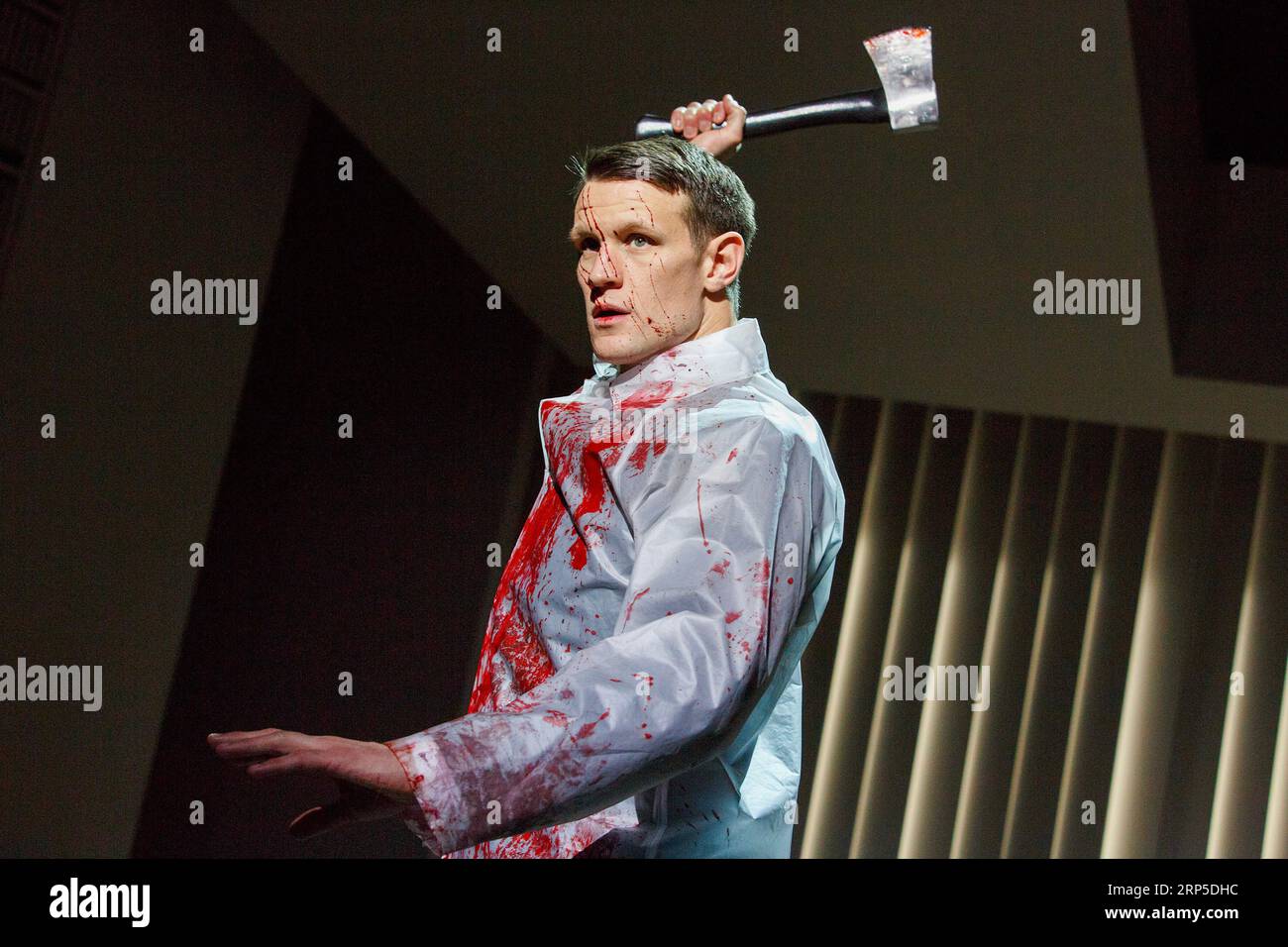 Matt Smith (Patrick Bateman) in AMERICAN PSYCHO am Almeida Theatre, London N1 12/12/2013 Musik & Texte: Duncan Sheik Buch: Roberto Aguirre-Sacasa nach dem Roman von Bret Easton Ellis Set Design: Es Devlin Kostüme: Katrina Lindsay Beleuchtung: Jon Clark Choreographie: Lynne Page Regisseur: Rupert Goold Stockfoto