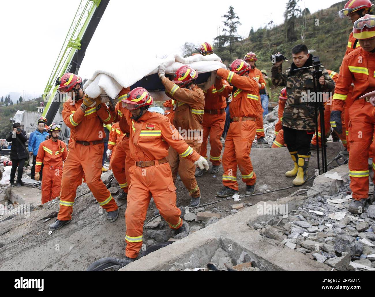 (181210) -- XUYONG, 10. Dezember 2018 -- Ein Überlebender wird am Ort des Erdrutsches in der Stadt Fenshui im Kreis Xuyong, Provinz Sichuan im Südwesten Chinas, 10. Dezember 2018 gefunden. Der Erdrutsch traf am Sonntagnachmittag Fenshui Town und hinterließ 11 Menschen begraben und eine vermisst. Am Montag, 13 Uhr (0500 GMT), wurden die 11 begrabenen Menschen aus den Trümmern herausgerissen und vier von ihnen waren tot. Mehr als 1.000 Menschen nahmen an der Rettungsaktion Teil. ) (ly) CHINA-SICHUAN-ERDRUTSCH-RETTUNG (CN) HuxRunlin PUBLICATIONxNOTxINxCHN Stockfoto