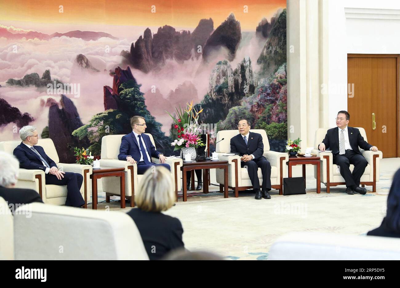 (181210) -- PEKING, 10. Dezember 2018 -- Yang Xiaodu, Mitglied des Politischen Büros des Zentralkomitees der Kommunistischen Partei Chinas (KPCh), stellvertretender Sekretär der Zentralkommission der KPCh für Disziplin-Inspektion und Leiter der Nationalen Überwachungskommission Chinas, treffen mit internationalen Delegierten zum 169. Bergedorf Round Table in Peking, Hauptstadt Chinas, 10. Dezember 2018. ) (Ry) CHINA-BEIJING-YANG XIAODU-MEETING (CN) XiexHuanchi PUBLICATIONxNOTxINxCHN Stockfoto