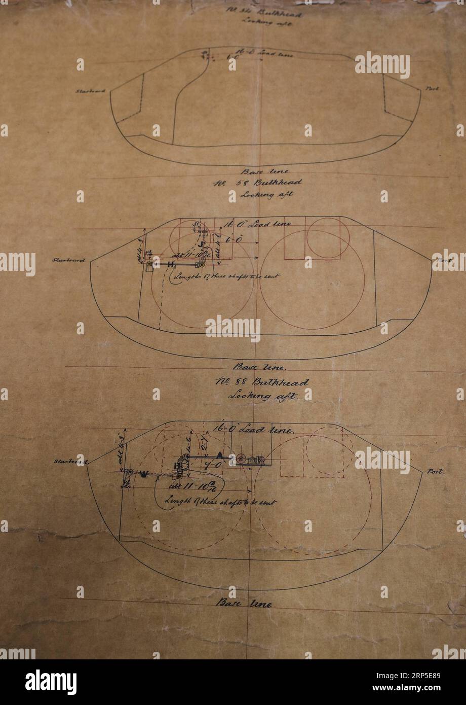(181211) -- NEWCASTLE, 11. Dezember 2018 (Xinhua) -- Foto vom 2. November 2018 zeigt einen Plan für den Kreuzer Zhiyuan im Tyne & Wear Archiv in Newcastle, Großbritannien. Neu entdeckte Pläne im britischen Archiv zeigen Details des legendären chinesischen Kriegsschiffs Zhiyuan (auch bekannt als Chih Yuen), das vor mehr als 120 Jahren während des ersten Japanisch-Chinesischen Krieges zerstört wurde. (Xinhua/Han Yan) (wsw) GROSSBRITANNIEN-NEWCASTLE-KRIEGSSCHIFF-NEU ENTDECKTE PLÄNE PUBLICATIONxNOTxINxCHN Stockfoto