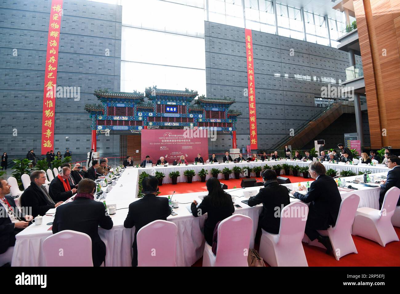 (181211) -- PEKING, 11. Dezember 2018 -- Foto aufgenommen am 9. Dezember 2018 zeigt eine Szene des 169. Bergedorf Round Table in Peking, der Hauptstadt Chinas. )(mcg) CHINA-PEKING-BERGEDORF RUNDER TISCH (CN) ChenxYehua PUBLICATIONxNOTxINxCHN Stockfoto