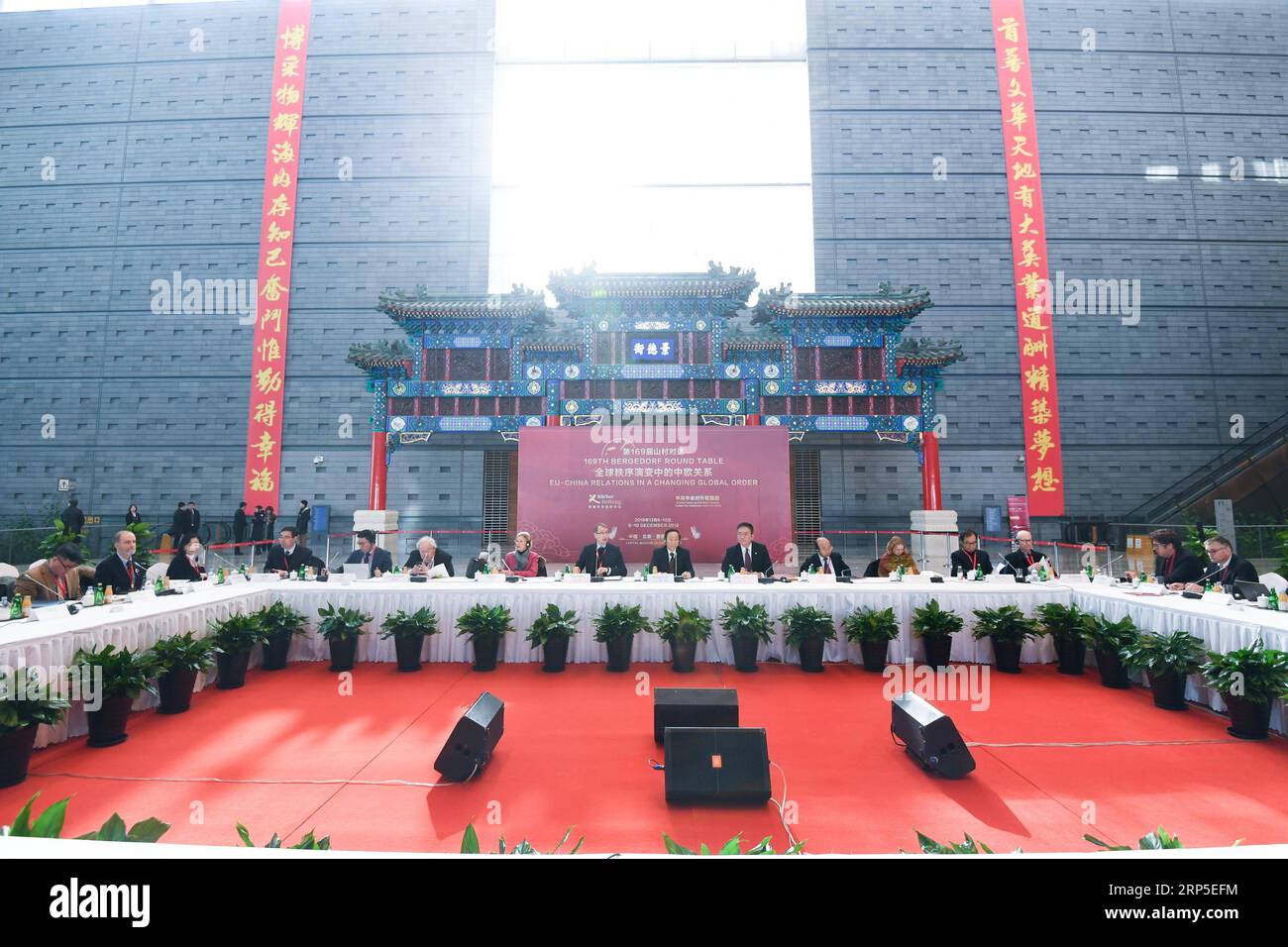 (181211) -- PEKING, 11. Dezember 2018 -- Foto aufgenommen am 9. Dezember 2018 zeigt eine Szene des 169. Bergedorf Round Table in Peking, der Hauptstadt Chinas. )(mcg) CHINA-PEKING-BERGEDORF RUNDER TISCH (CN) ChenxYehua PUBLICATIONxNOTxINxCHN Stockfoto