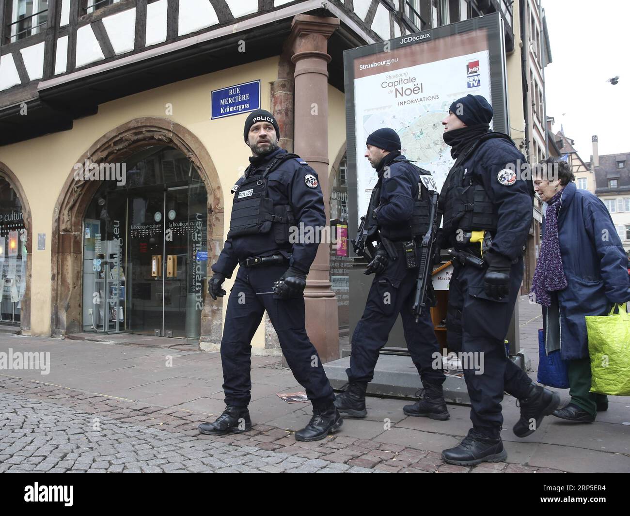 (181212) -- STRASSBURG, 12. Dezember 2018 -- Polizisten patrouillieren am 12. Dezember 2018 im Zentrum von Straßburg, Frankreich. Die französische Polizei sucht einen Schützen, nachdem er am Dienstagabend in der Nähe eines Weihnachtsmarktes in Straßburg an der deutschen Grenze mindestens vier Menschen getötet und 13 weitere verwundet hat. (wyo) FRANCE-STRASBOURG-SHOOTING-SECURITY YexPingfan PUBLICATIONxNOTxINxCHN Stockfoto